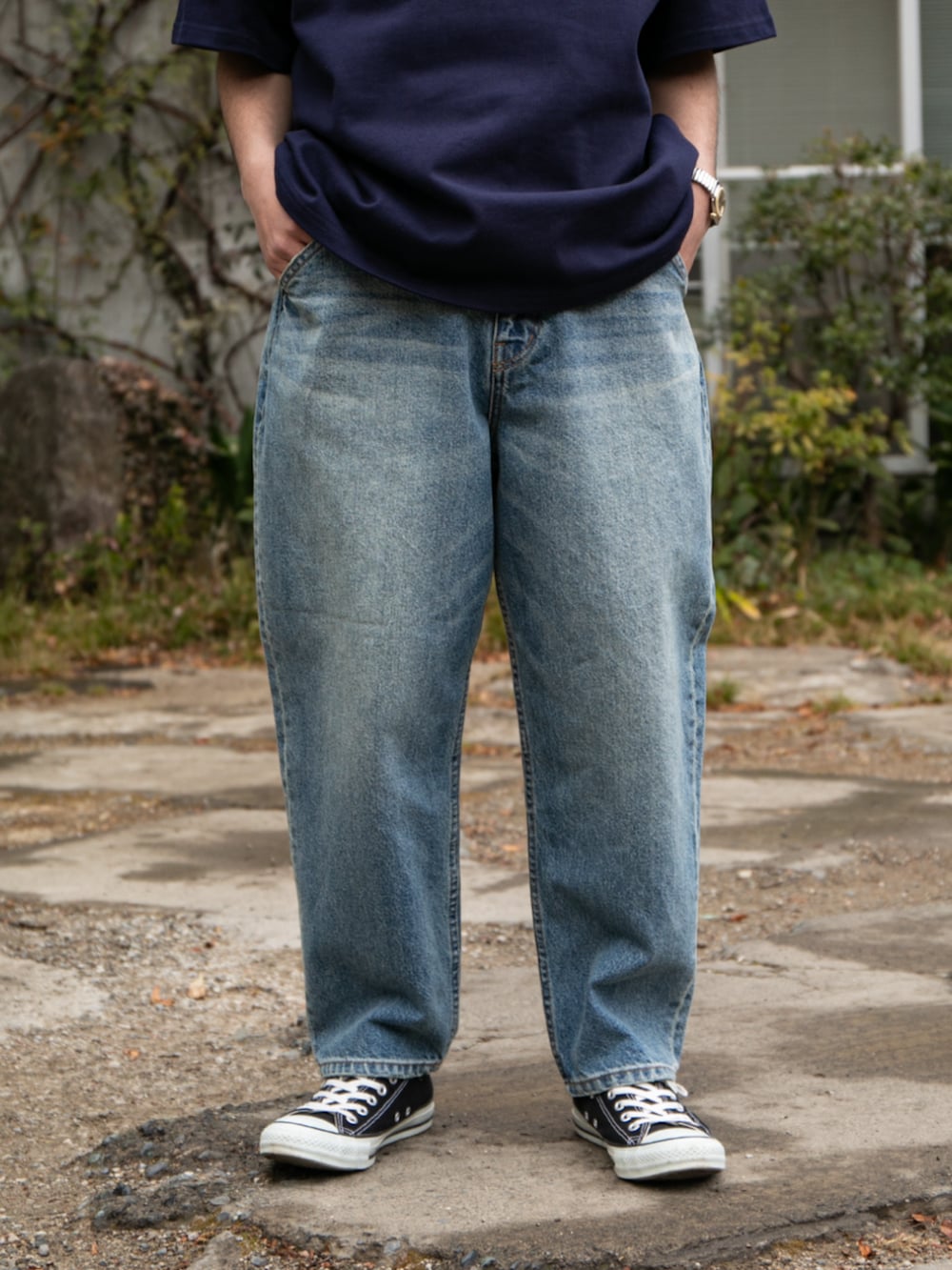 ブルー系のデニムパンツ、ブルー系のTシャツ/カットソーを着用したメンズの春コーディネートの5枚目の写真