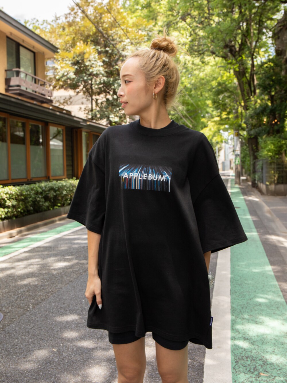 ブラック系のTシャツ/カットソーを着用したレディースの夏コーディネートの2枚目の写真