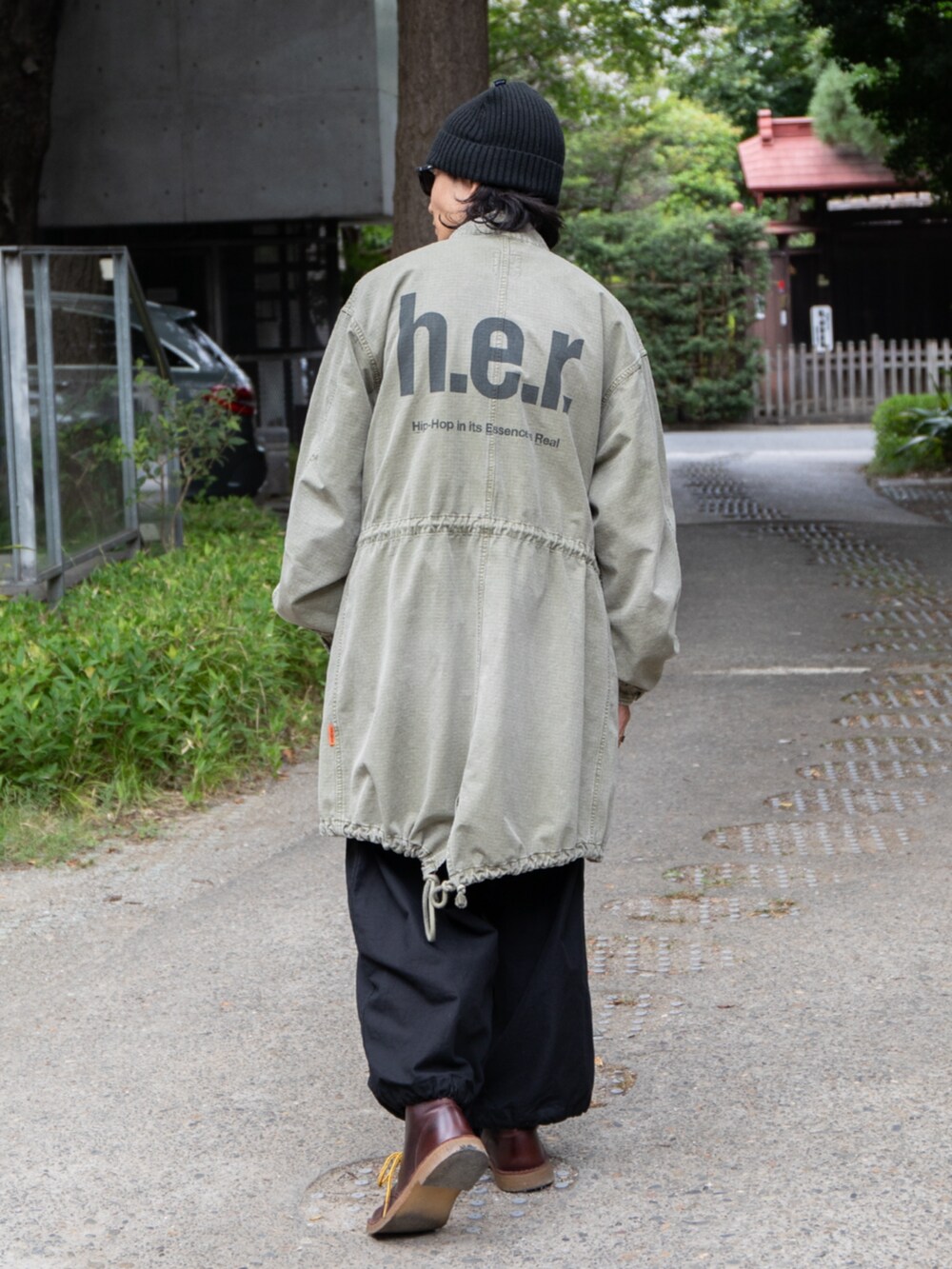 ピンク系のニット/セーター、ブラック系のサングラスを着用したメンズの秋コーディネートの2枚目の写真