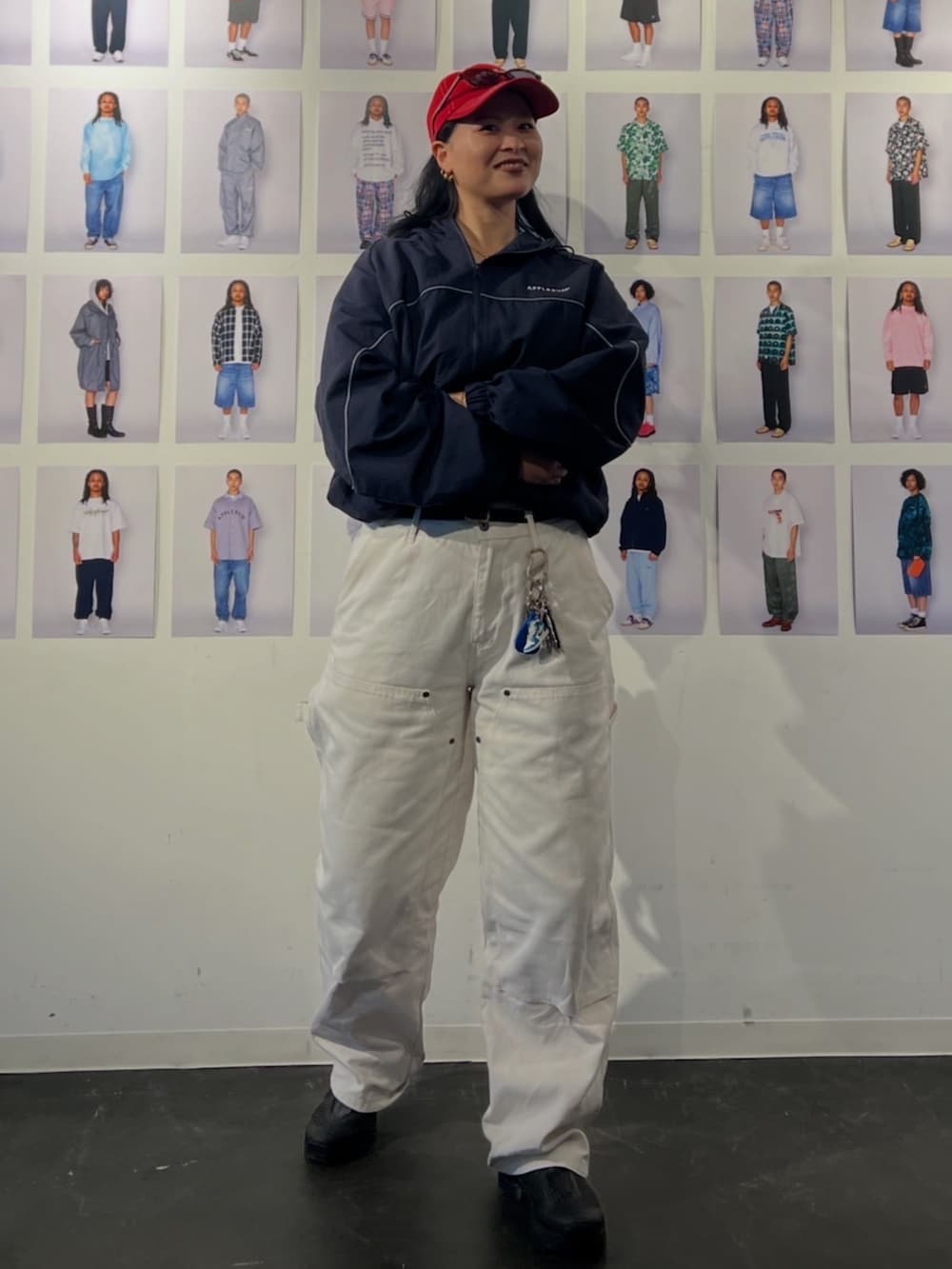 ブルー系のナイロンジャケットを着用したレディースの冬コーディネートの2枚目の写真