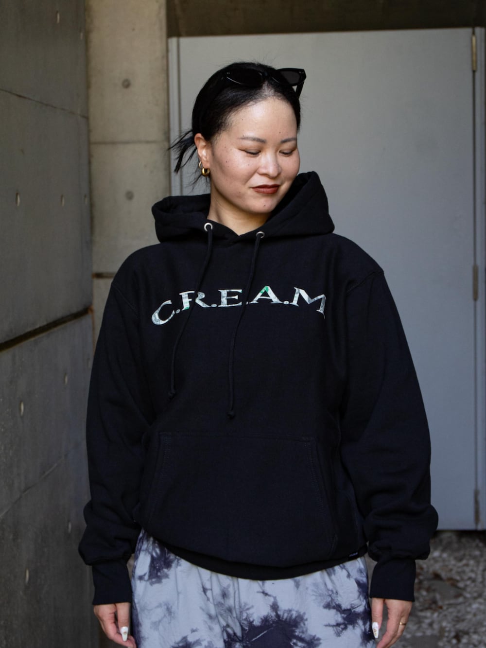 グレー系のその他パンツ、ブラック系のパーカーを着用したレディースの秋コーディネートの2枚目の写真