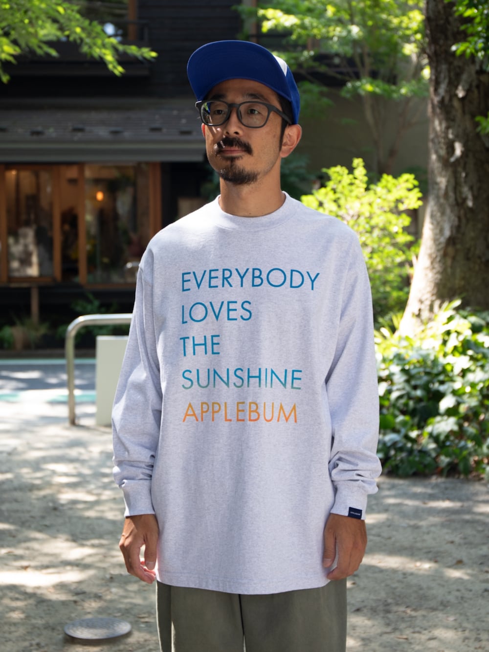 グレー系のTシャツ/カットソー、ブルー系のキャップを着用したメンズの夏コーディネートの2枚目の写真