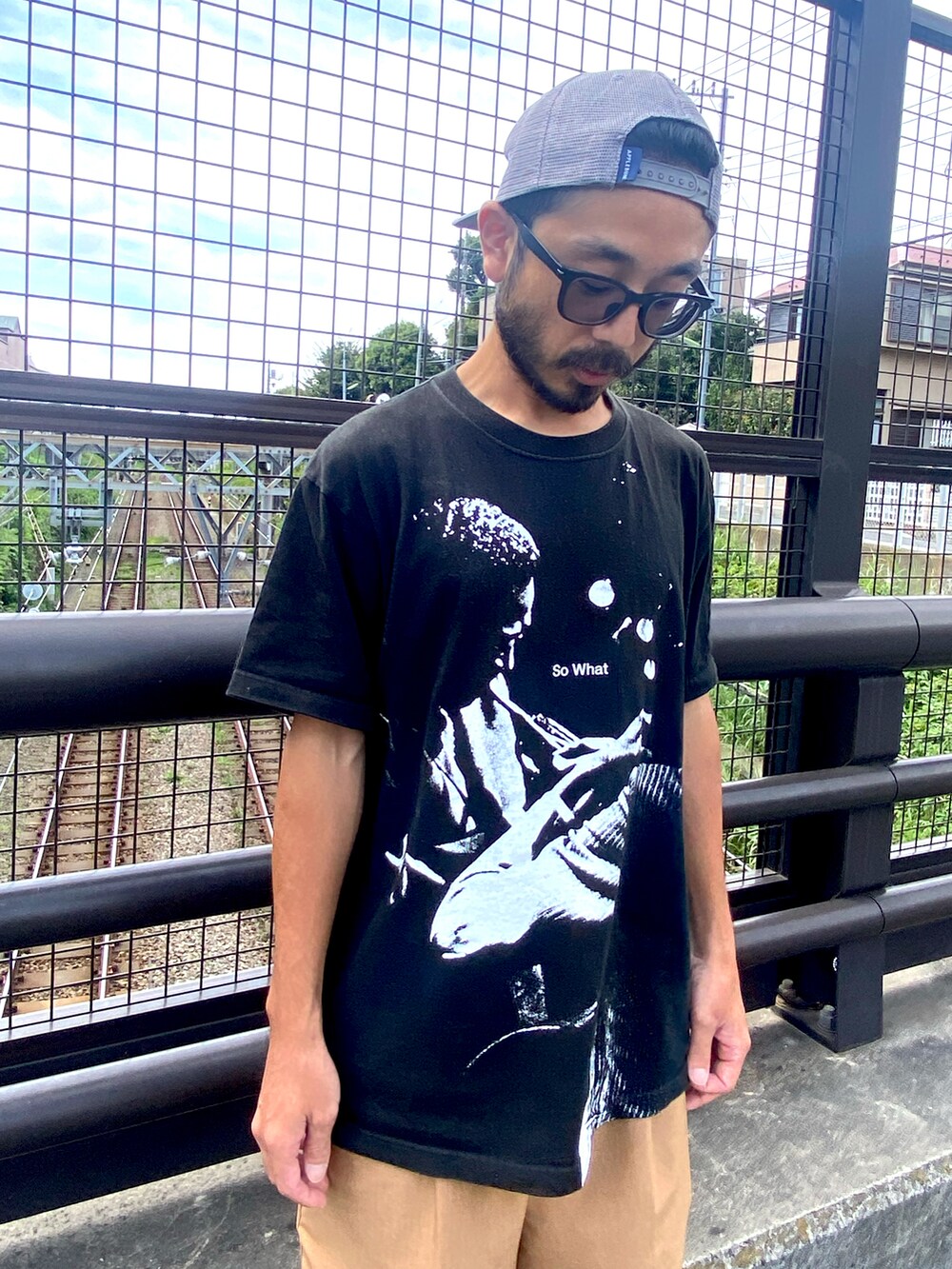 ブラック系のトップス、グレー系のキャップを着用したメンズの秋コーディネートの3枚目の写真