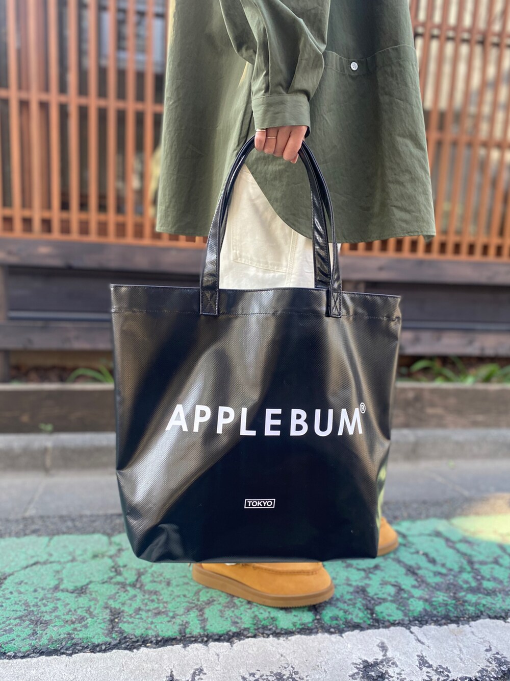 グリーン系のシャツ/ブラウス、ブラック系のトートバッグを着用したレディースの冬コーディネートの3枚目の写真