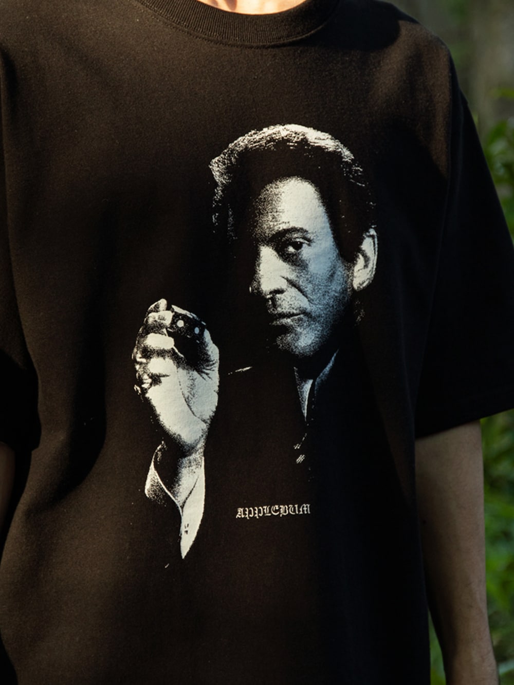 ブラック系のTシャツ/カットソー、ブラック系のスウェットパンツ、ブラック系のハットを着用したメンズの春コーディネートの2枚目の写真