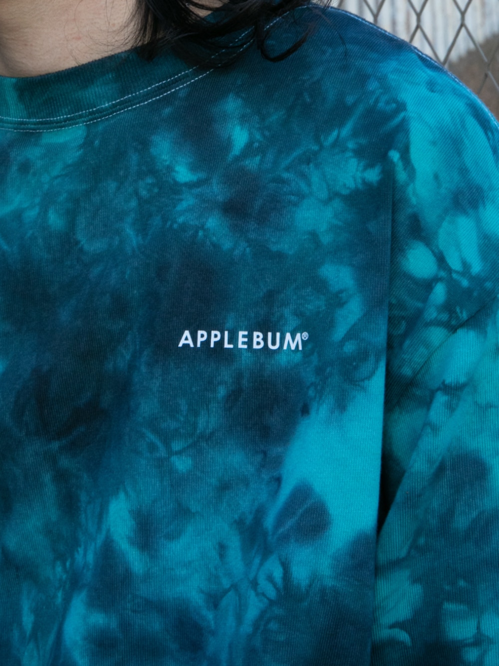 ブラック系のデニムパンツ、グリーン系のTシャツ/カットソーを着用したメンズの春コーディネートの3枚目の写真