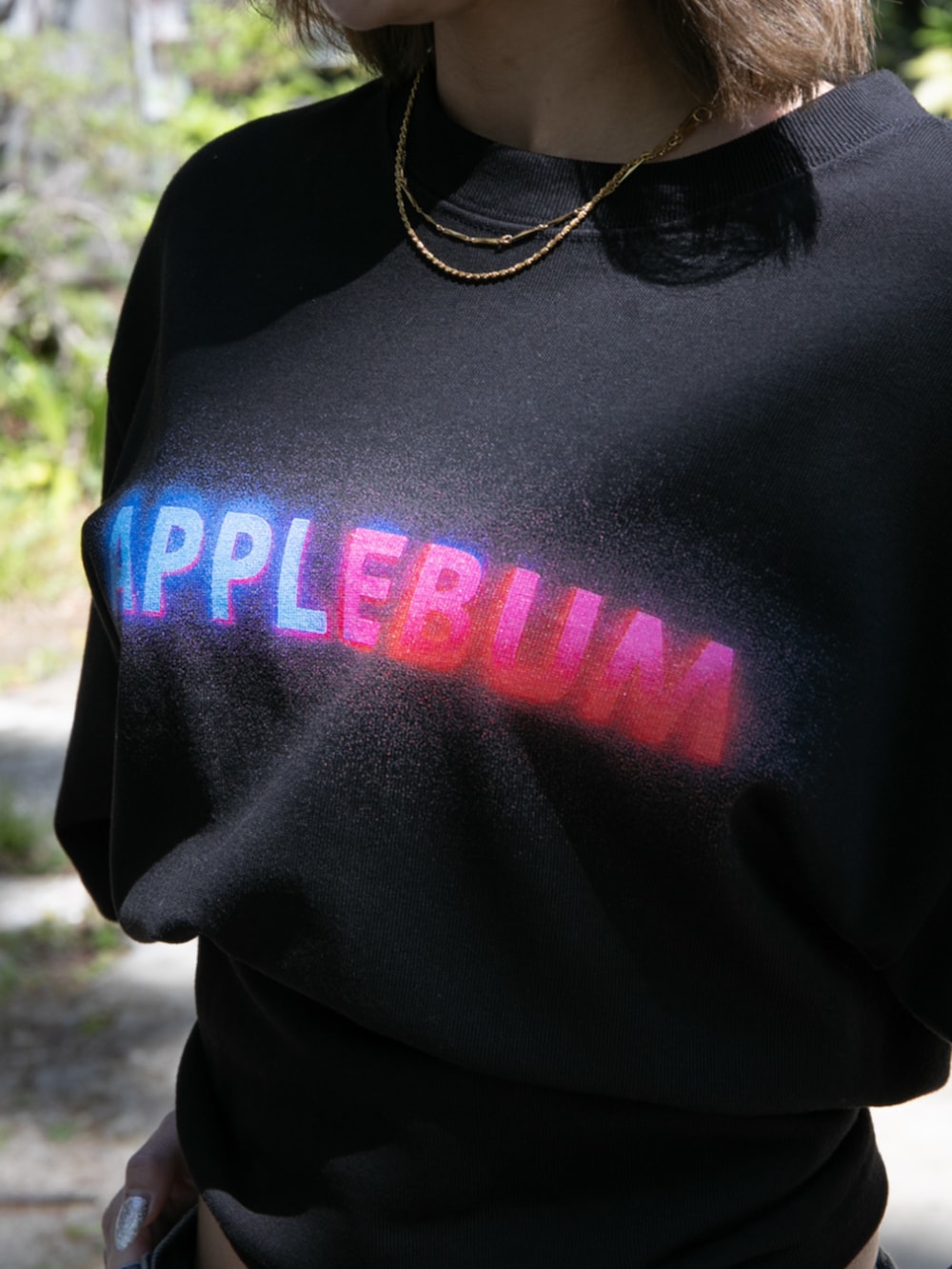 ブラック系のTシャツ/カットソー、ブルー系のデニムパンツ、ブルー系のキャップを着用したレディースの春コーディネートの2枚目の写真