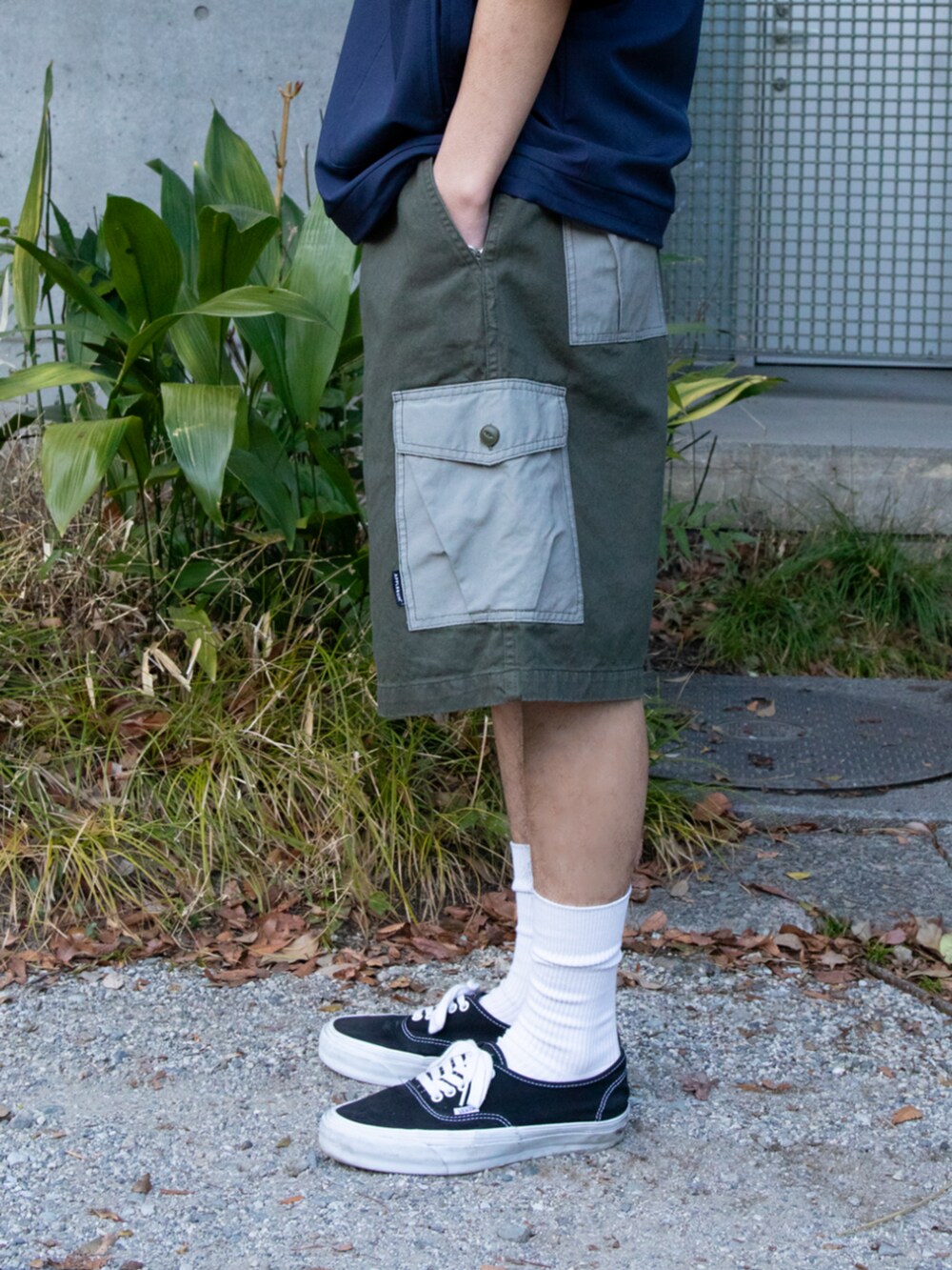 グリーン系のカーゴパンツ、ブルー系のTシャツ/カットソーを着用したメンズの夏コーディネートの4枚目の写真