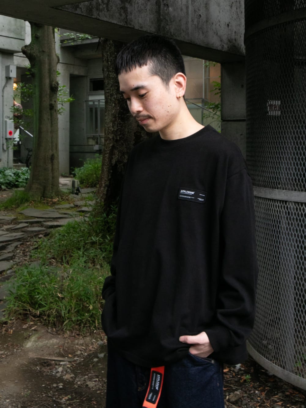 ブラック系のTシャツ/カットソー、オレンジ系のベルトを着用したメンズの秋コーディネートの3枚目の写真