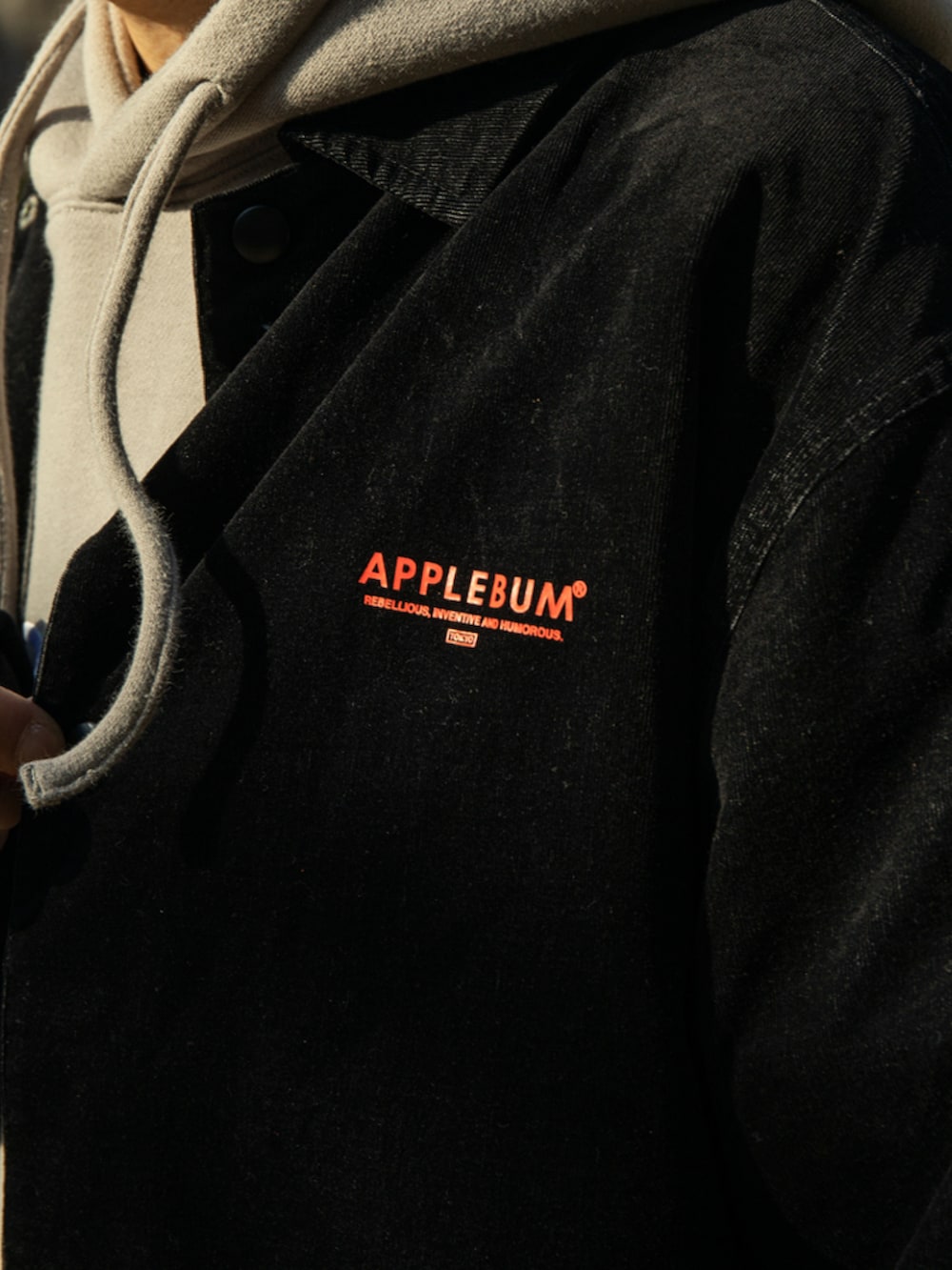 グレー系のパーカー、ブラック系のその他アウターを着用したメンズの春コーディネートの3枚目の写真