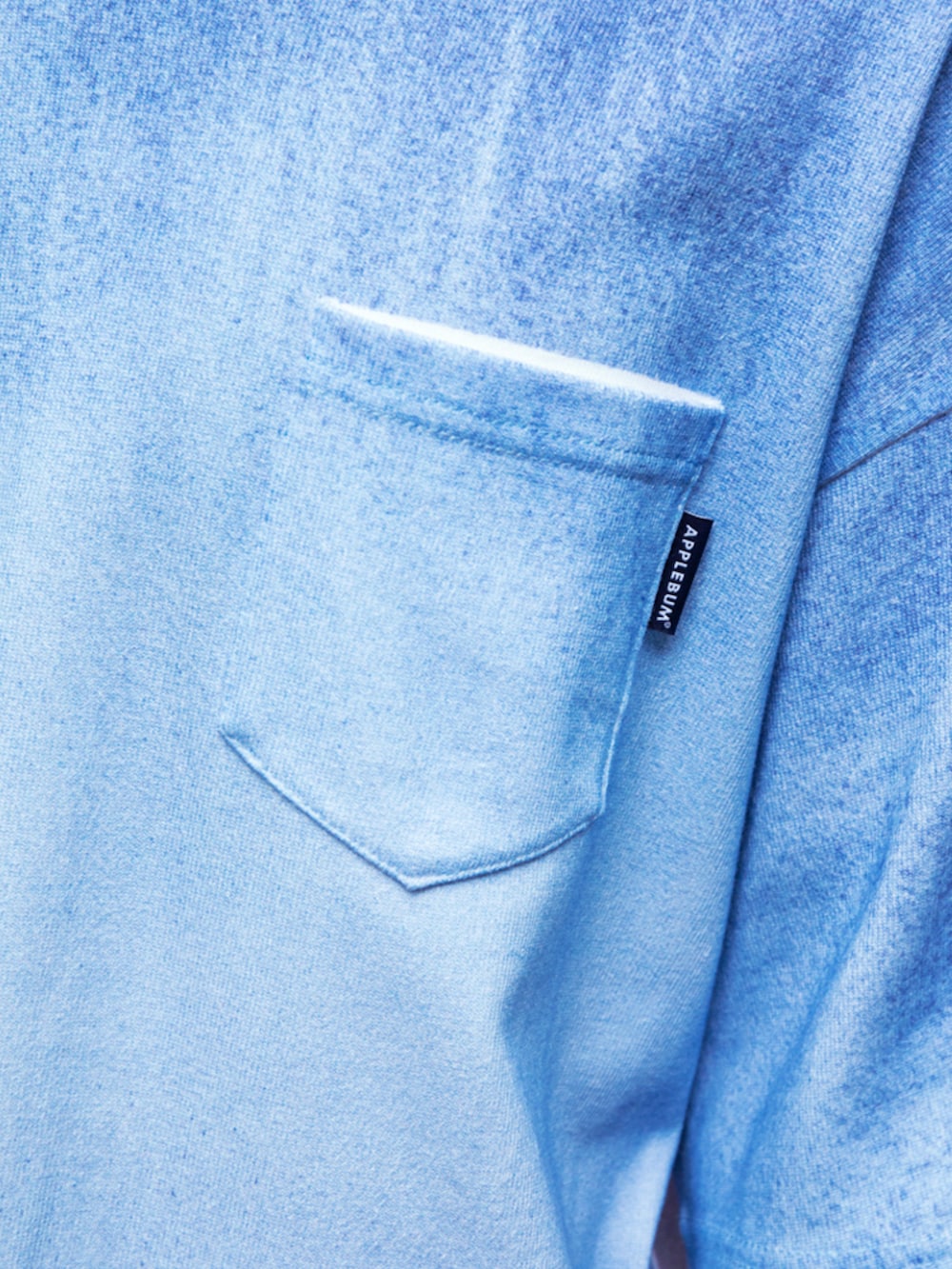 ブルー系のTシャツ/カットソー、ブルー系のデニムパンツ、ブルー系のハットを着用したメンズの夏コーディネートの3枚目の写真