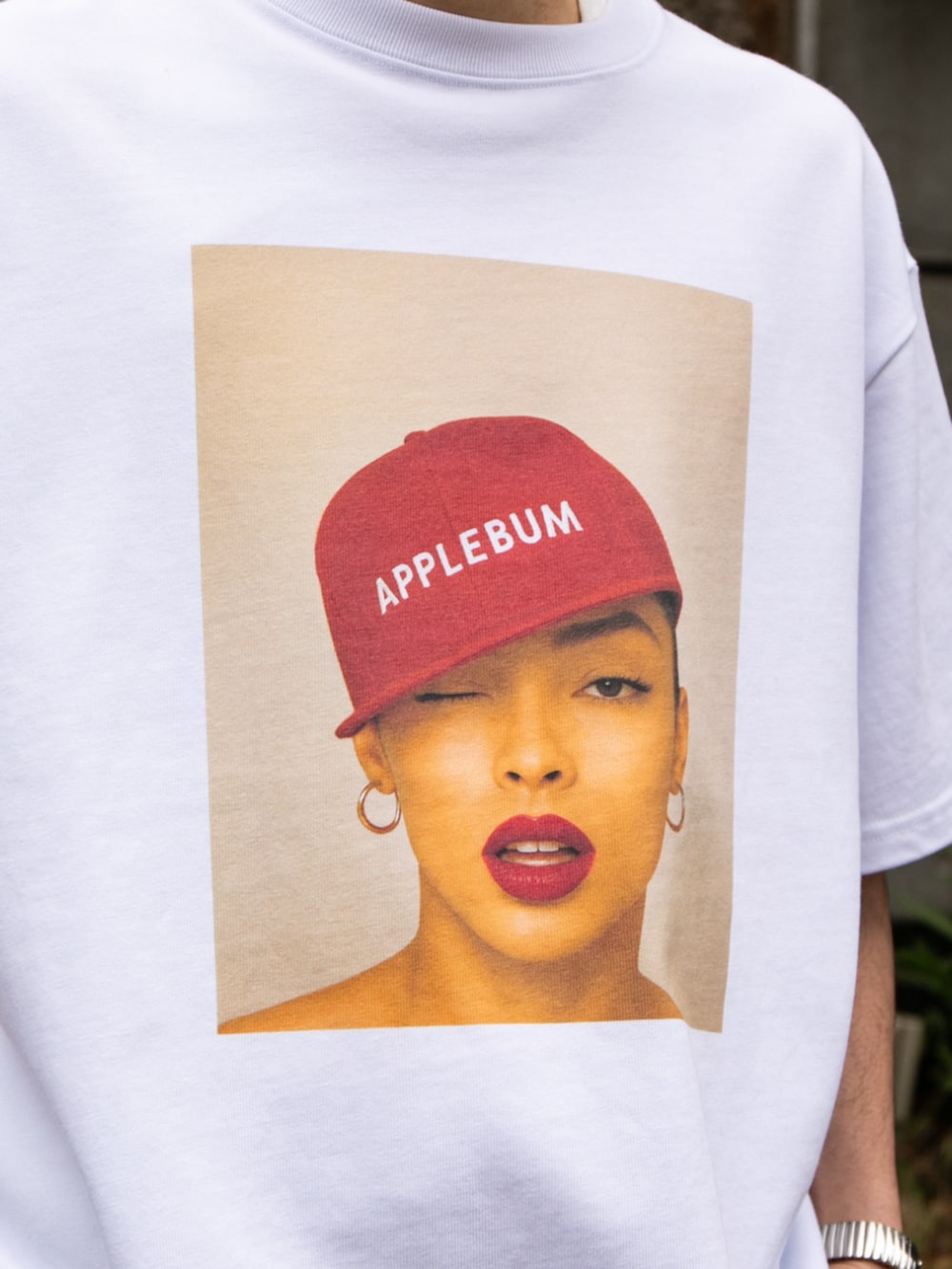 ホワイト系のTシャツ/カットソーを着用したメンズの春コーディネートの3枚目の写真