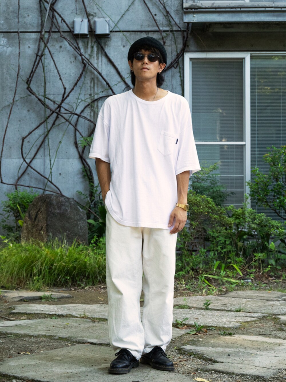 ホワイト系のTシャツ/カットソー、ブラック系のニットキャップ/ビーニー、ブラウン系のサングラスを着用したメンズの秋コーディネートの2枚目の写真