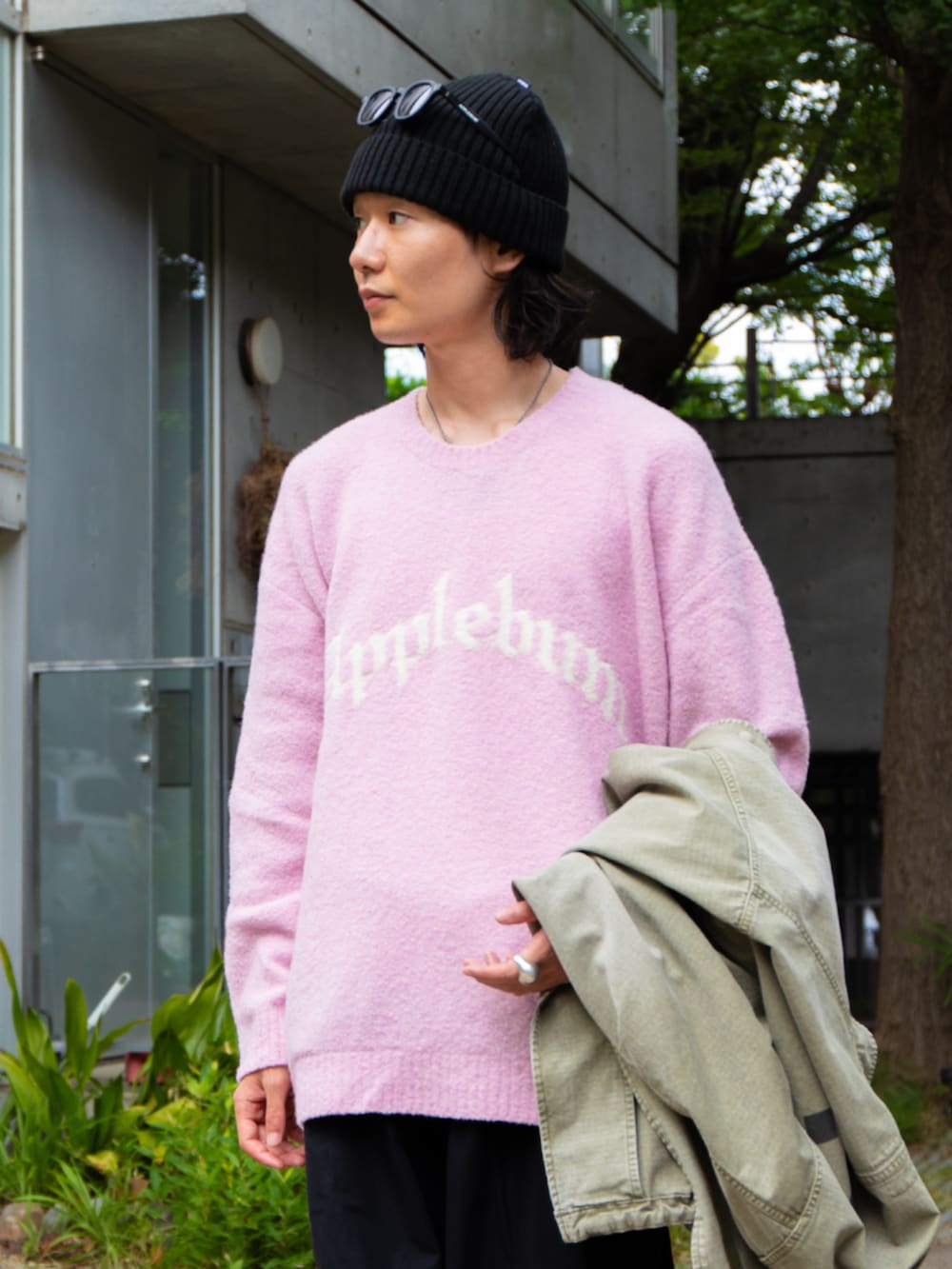 ピンク系のニット/セーター、ブラック系のサングラスを着用したメンズの秋コーディネートの3枚目の写真