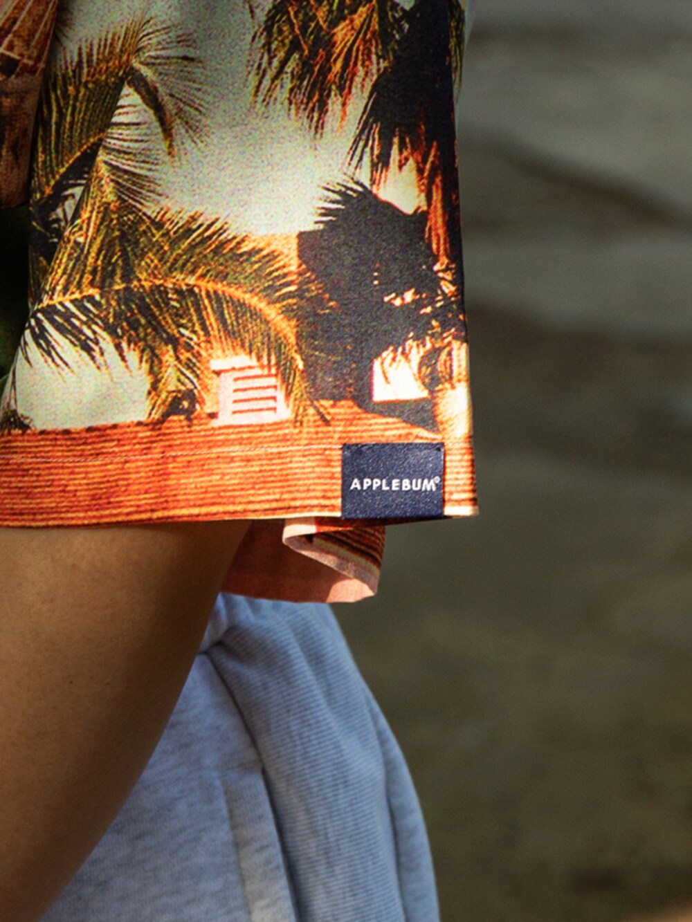 グレー系のスウェットパンツを着用したレディースの春コーディネートの2枚目の写真