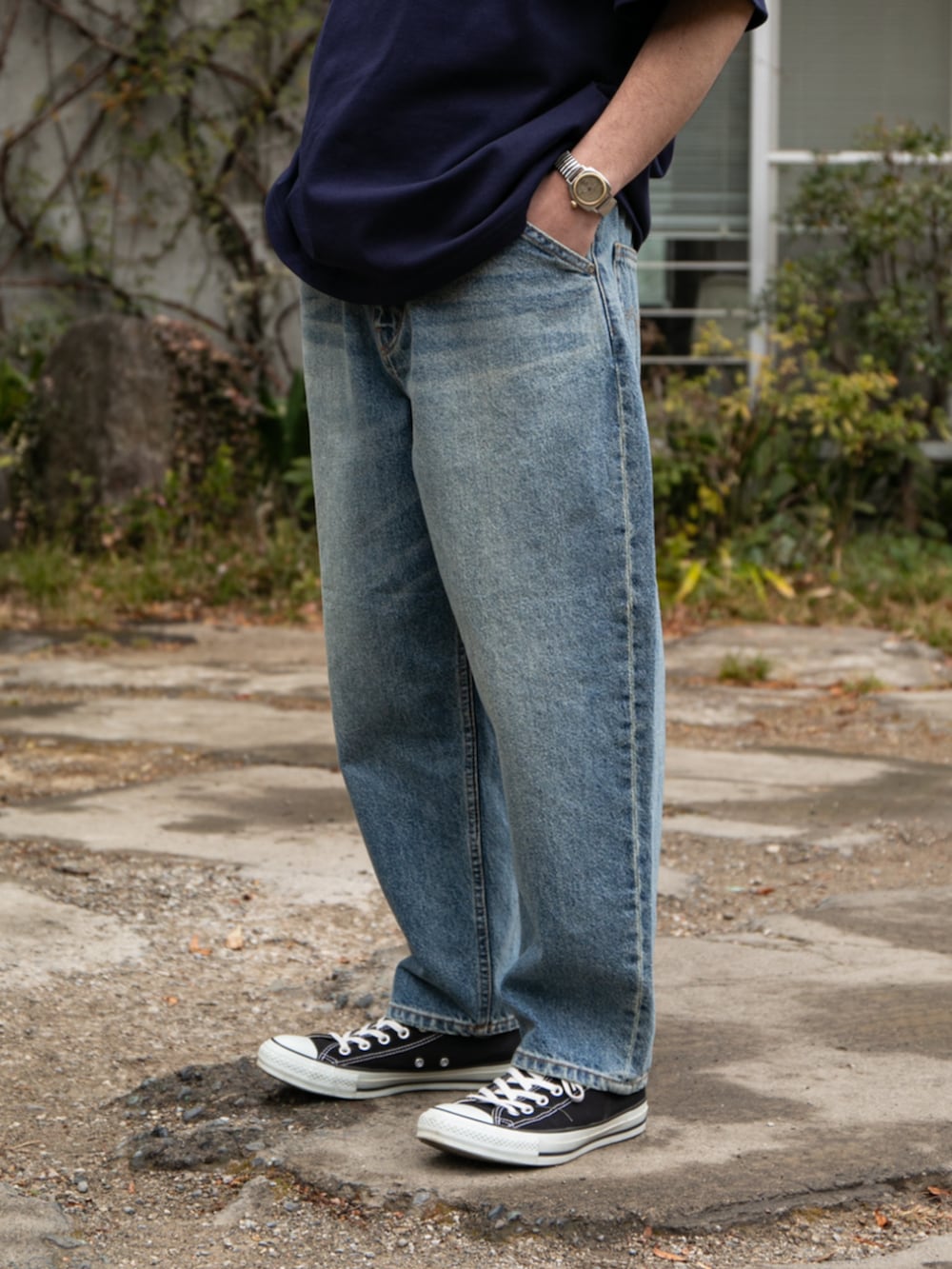 ブルー系のデニムパンツ、ブルー系のTシャツ/カットソーを着用したメンズの春コーディネートの4枚目の写真