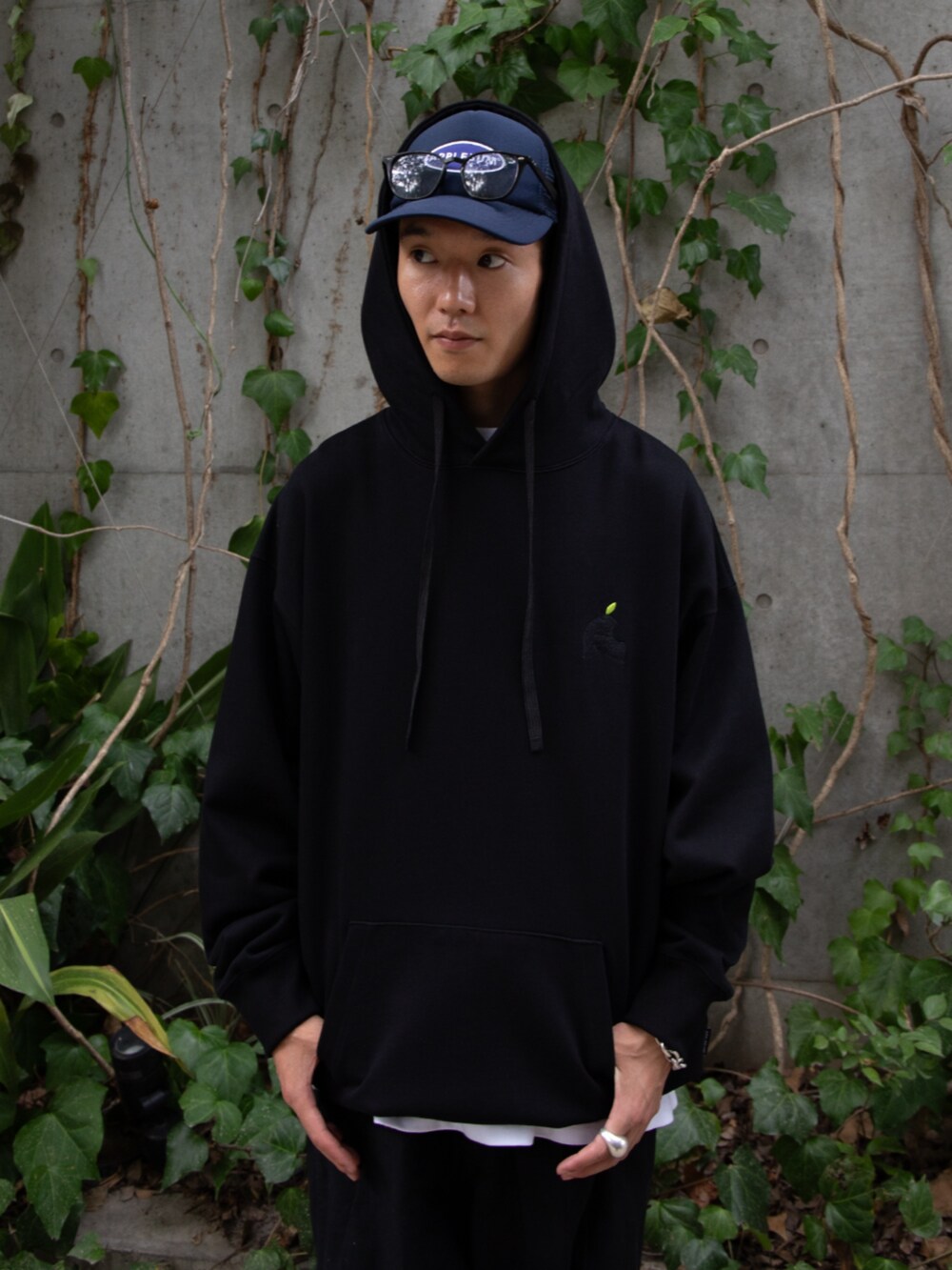 ブラック系のパーカー、ブルー系のキャップを着用したメンズの秋コーディネートの3枚目の写真