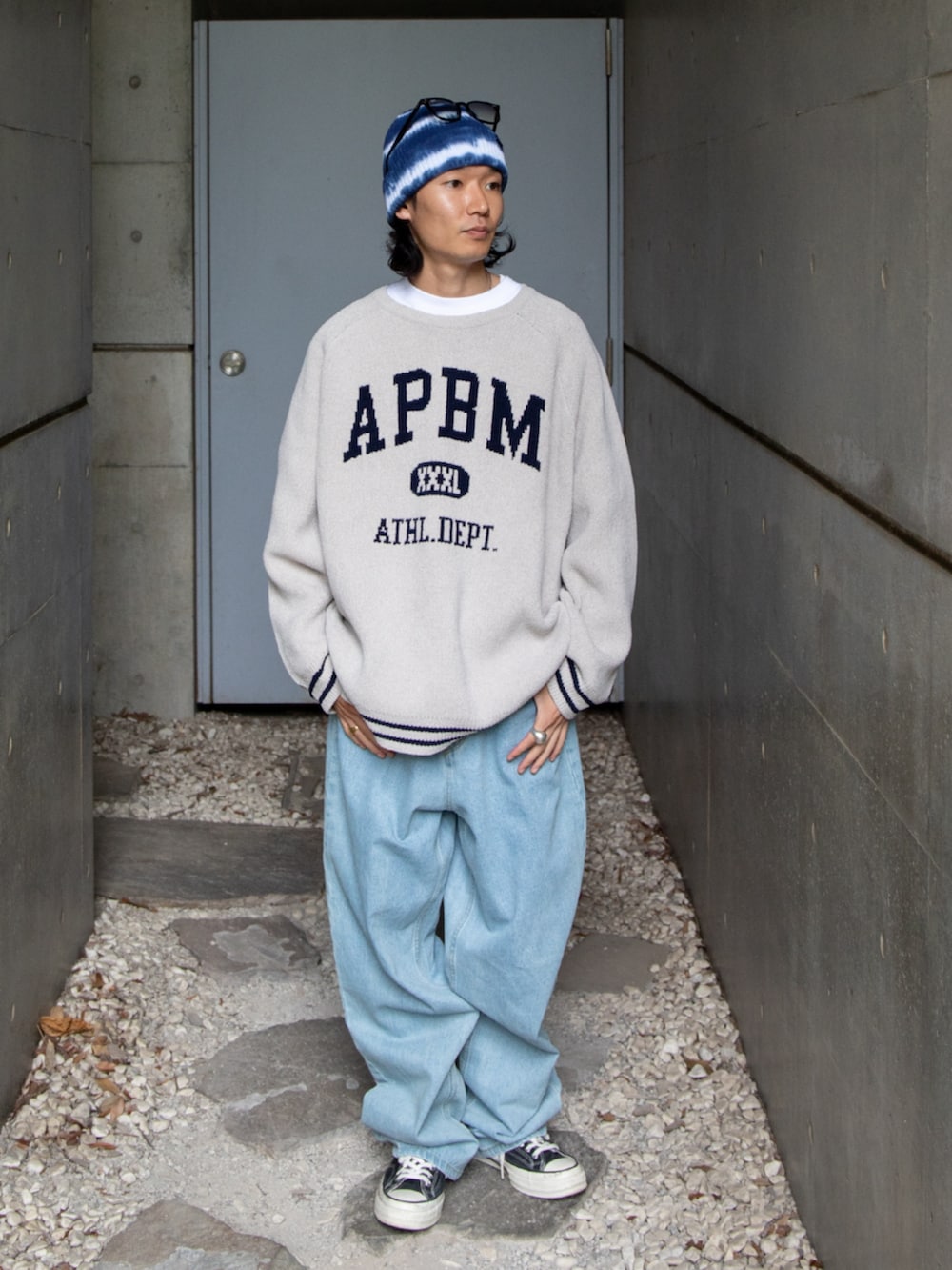 グレー系のニット/セーター、ブラック系のサングラス、ブルー系のニットキャップ/ビーニーを着用したメンズの秋コーディネートの2枚目の写真