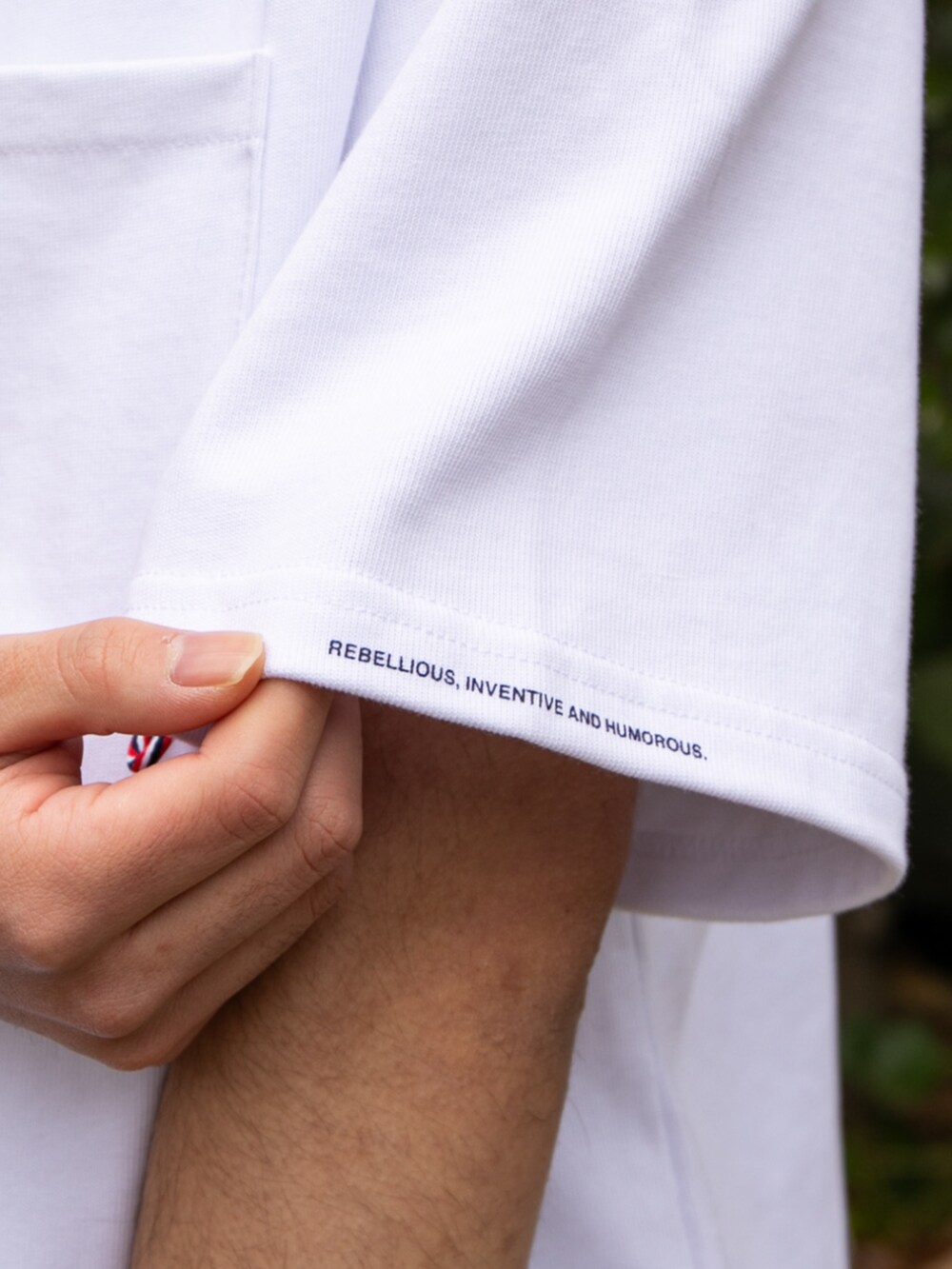 ブルー系のデニムパンツ、ホワイト系のTシャツ/カットソーを着用したメンズの春コーディネートの2枚目の写真