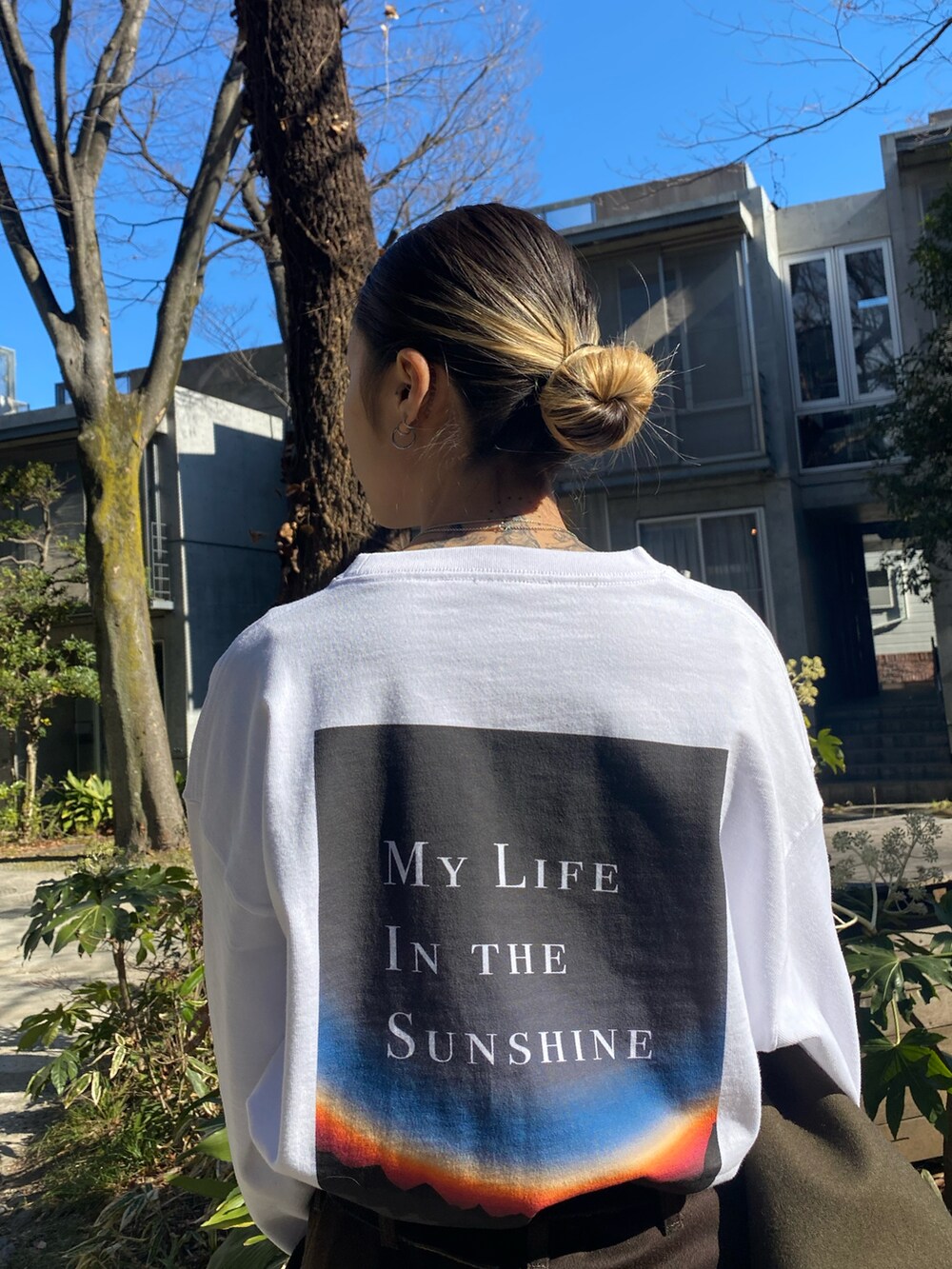 ホワイト系のTシャツ/カットソー、グリーン系のその他アウターを着用したレディースの冬コーディネートの3枚目の写真