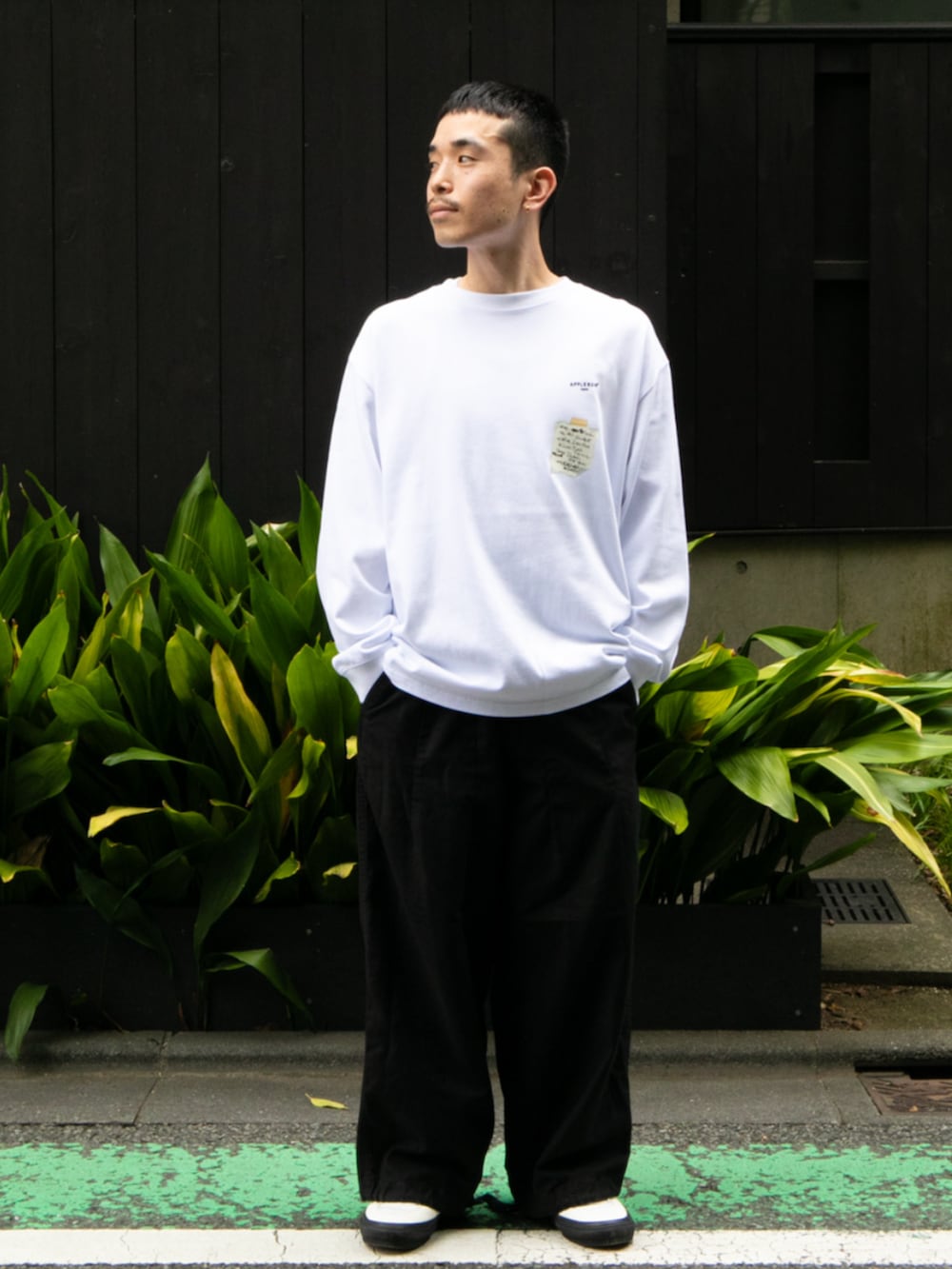 ホワイト系のTシャツ/カットソーを着用したメンズの秋コーディネートの2枚目の写真