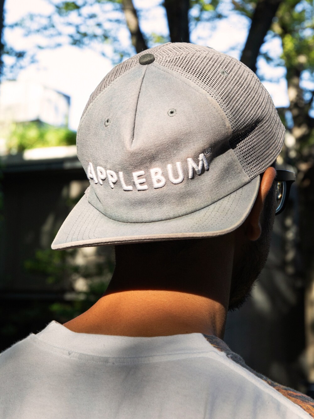 その他のTシャツ/カットソー、グレー系のキャップを着用したメンズの秋コーディネートの3枚目の写真