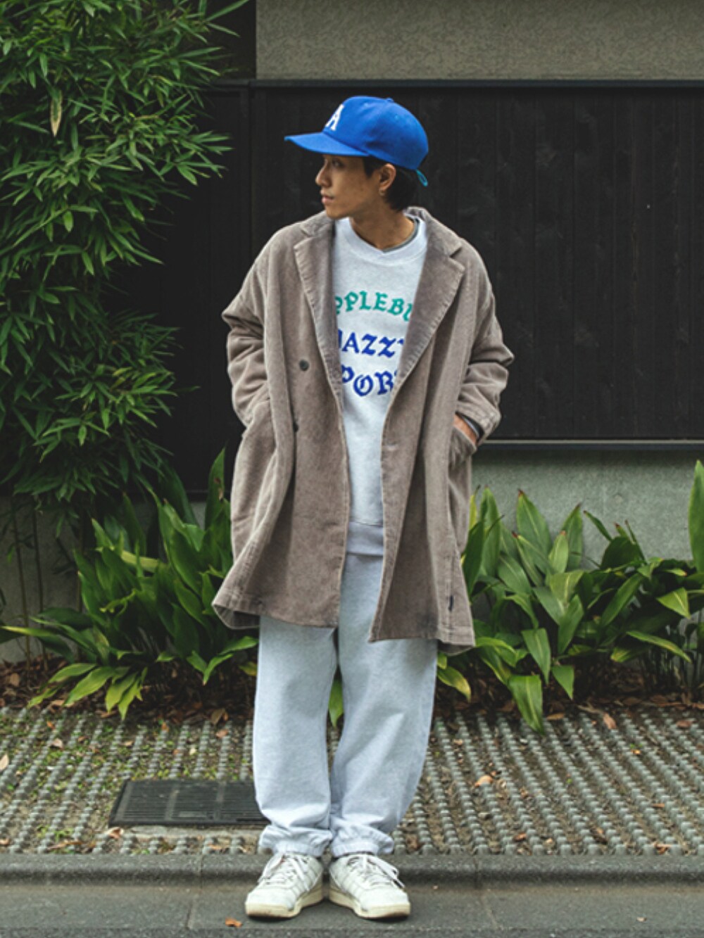 グレー系のその他アウター、グレー系のスウェット、ブルー系のキャップを着用したメンズの冬コーディネートの2枚目の写真