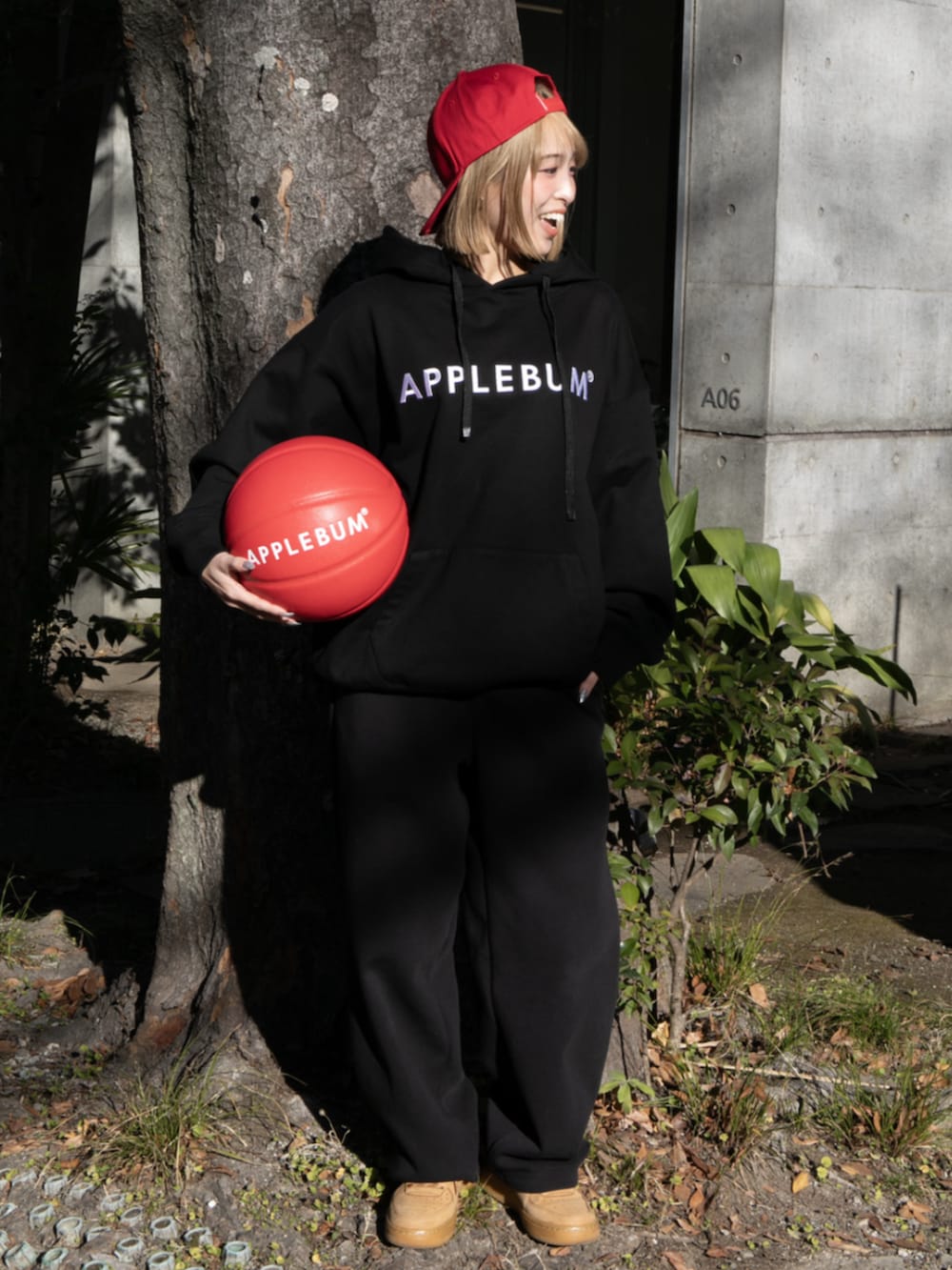 ブラック系のパーカー、レッド系のキャップを着用したレディースの冬コーディネートの2枚目の写真