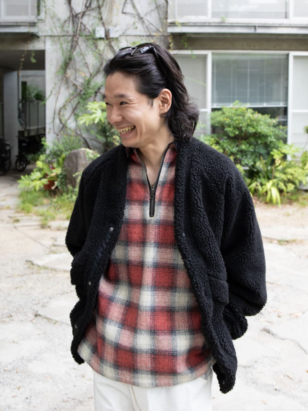 ブラック系のブルゾンを着用したメンズの冬コーディネートの2枚目の写真