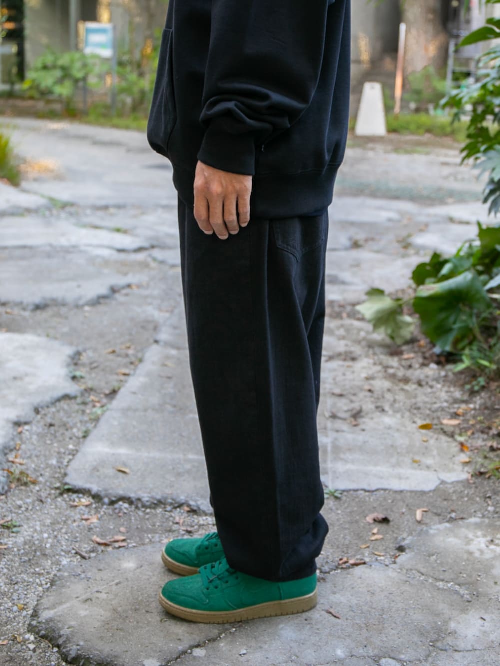 ブラック系のパーカー、ブラック系のデニムパンツ、ブラック系のキャップを着用したメンズの秋コーディネートの6枚目の写真