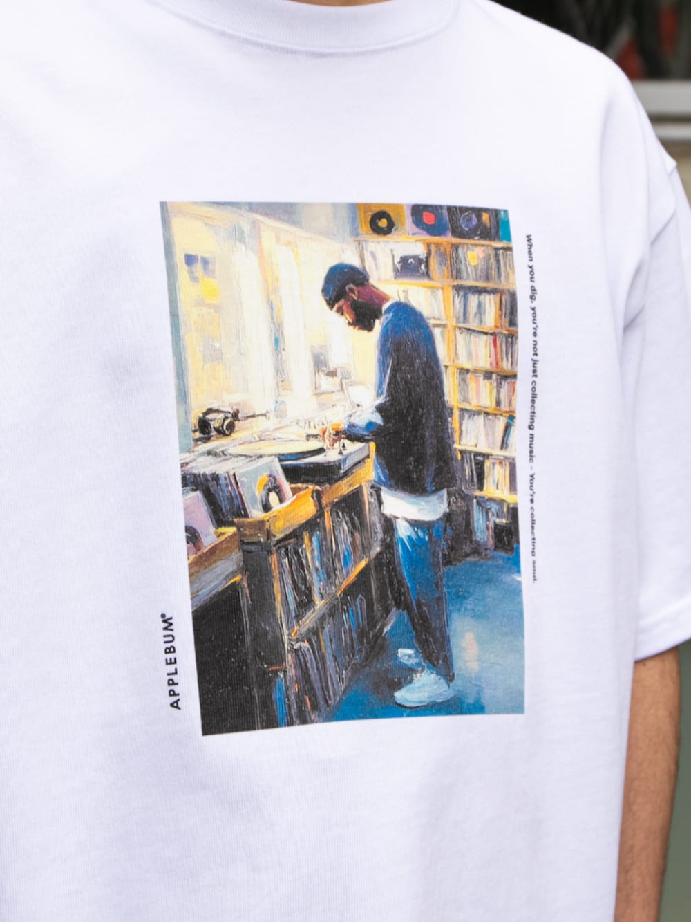 ホワイト系のTシャツ/カットソーを着用したメンズの春コーディネートの2枚目の写真