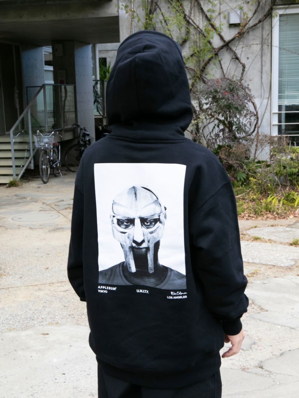 ブラック系のパーカーを着用したメンズの冬コーディネートの2枚目の写真