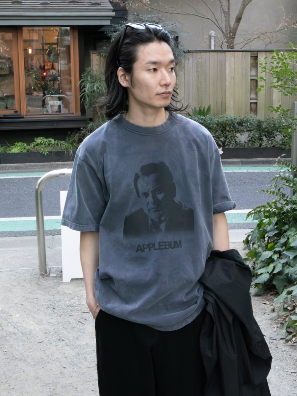 ブラック系のTシャツ/カットソーを着用したメンズの夏コーディネートの2枚目の写真