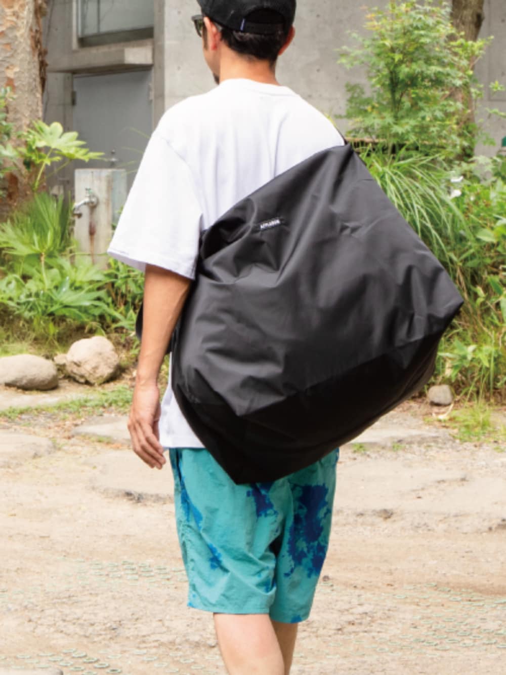 ブラック系のショルダーバッグ、ホワイト系のTシャツ/カットソー、グリーン系のその他パンツを着用したメンズの夏コーディネートの2枚目の写真