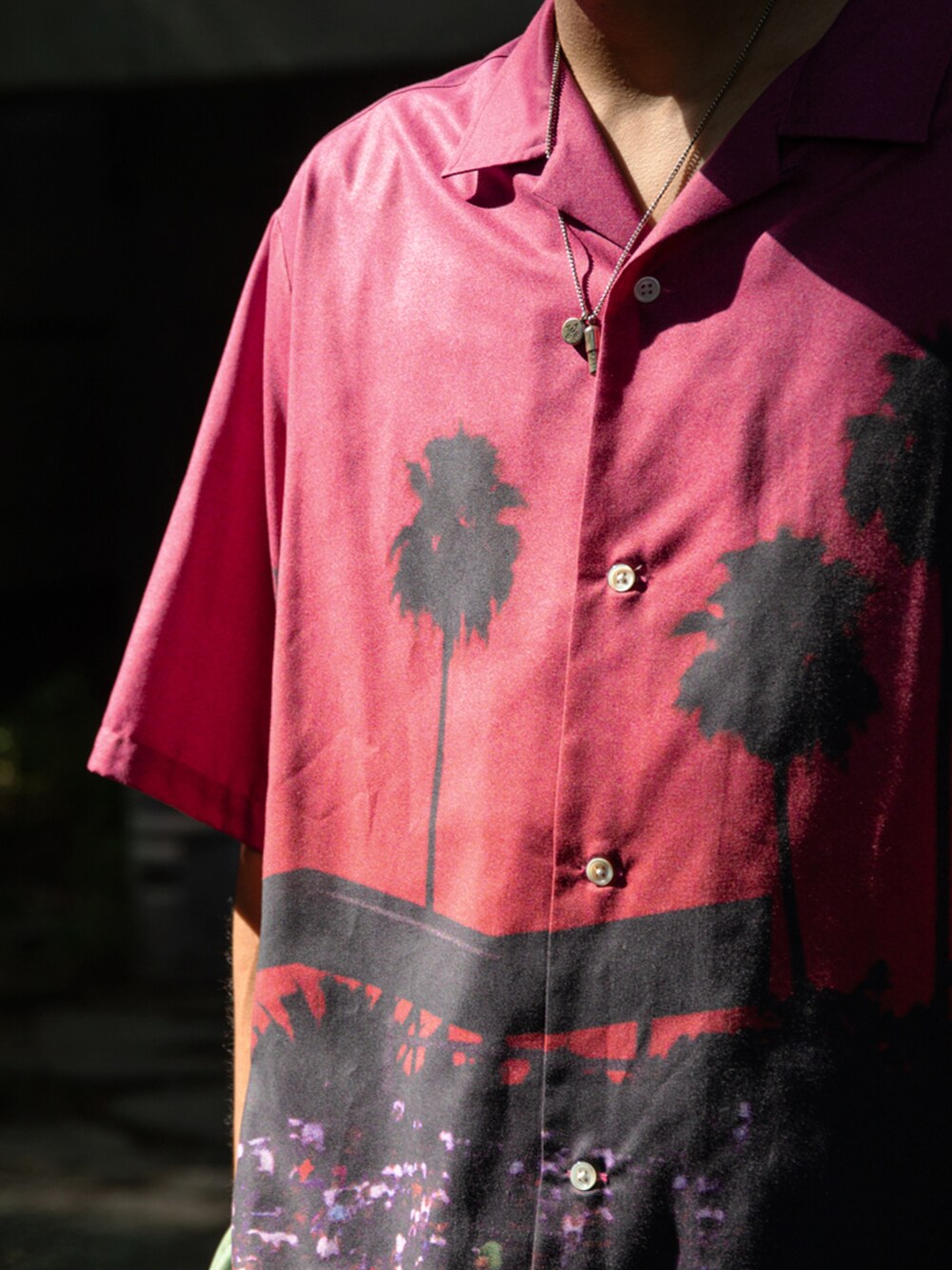 その他のシャツ/ブラウス、グレー系のキャップを着用したメンズの夏コーディネートの2枚目の写真