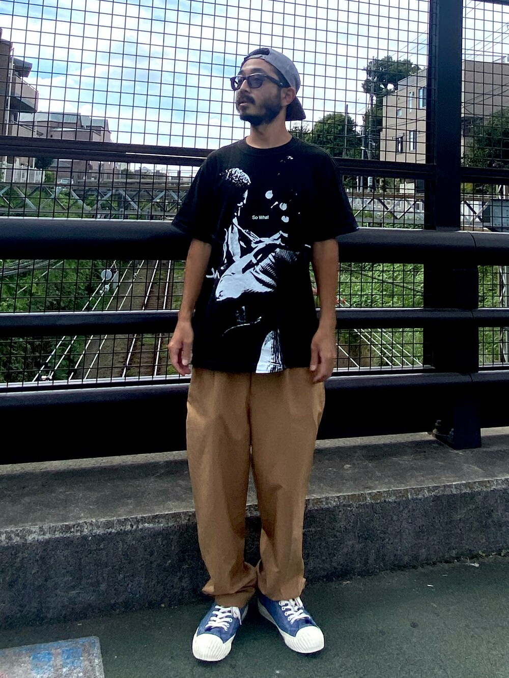 ブラック系のトップス、グレー系のキャップを着用したメンズの秋コーディネートの2枚目の写真