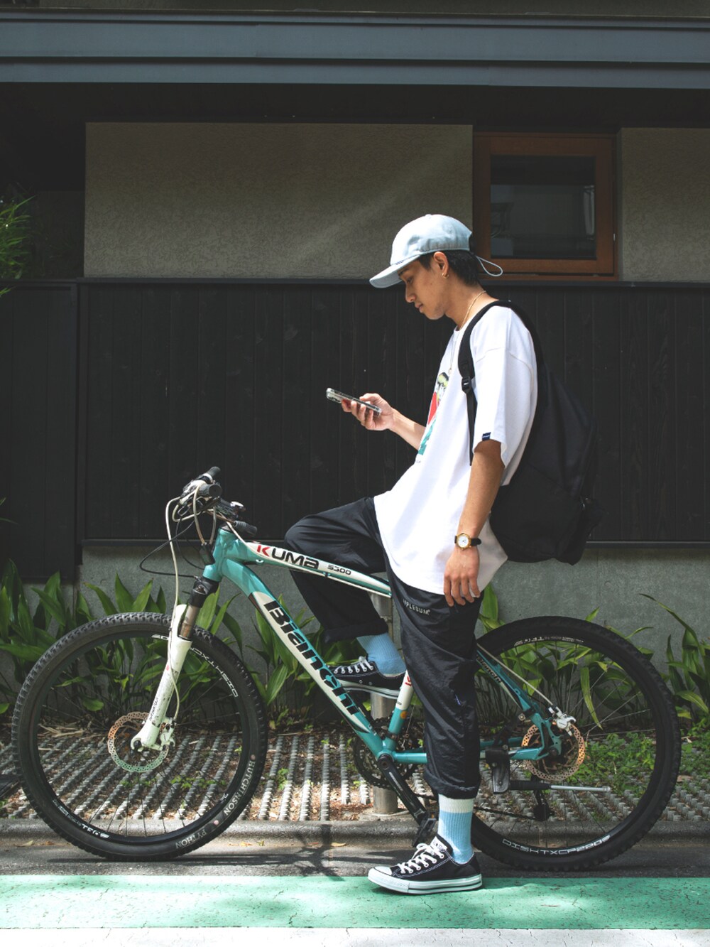 ホワイト系のTシャツ/カットソー、ブラック系のその他パンツを着用したメンズの春コーディネートの2枚目の写真