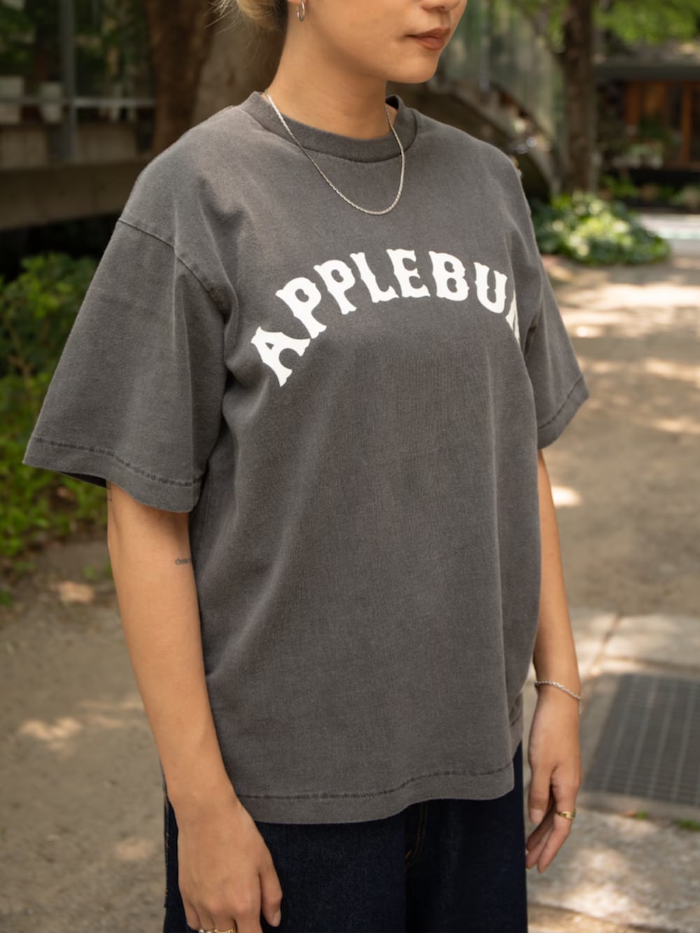 ブラック系のTシャツ/カットソー、ブルー系のデニムパンツを着用したレディースの夏コーディネートの2枚目の写真