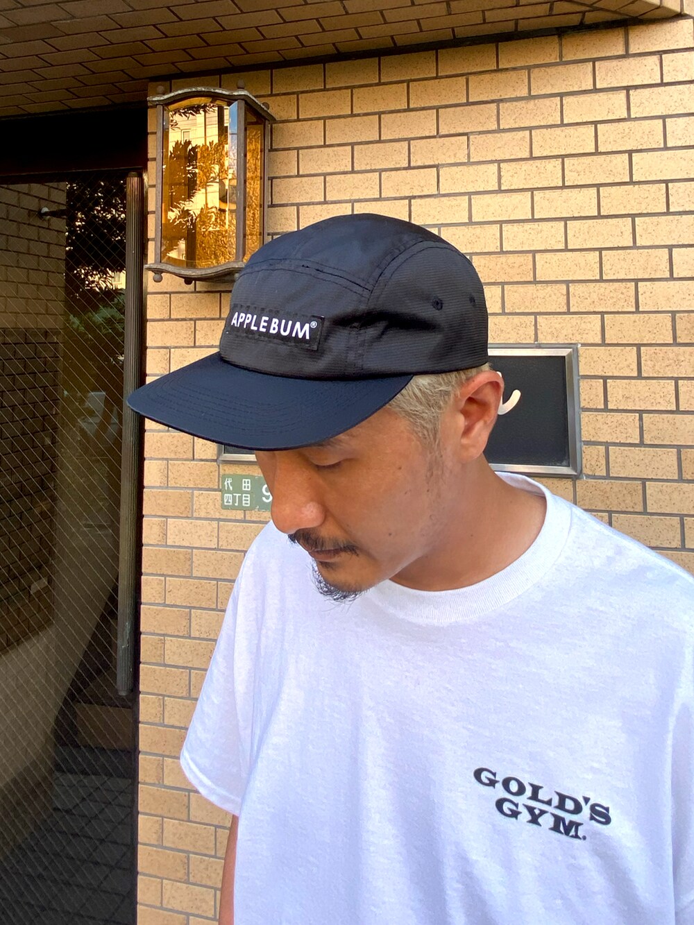 ブラック系のキャップを着用したメンズの秋コーディネートの2枚目の写真