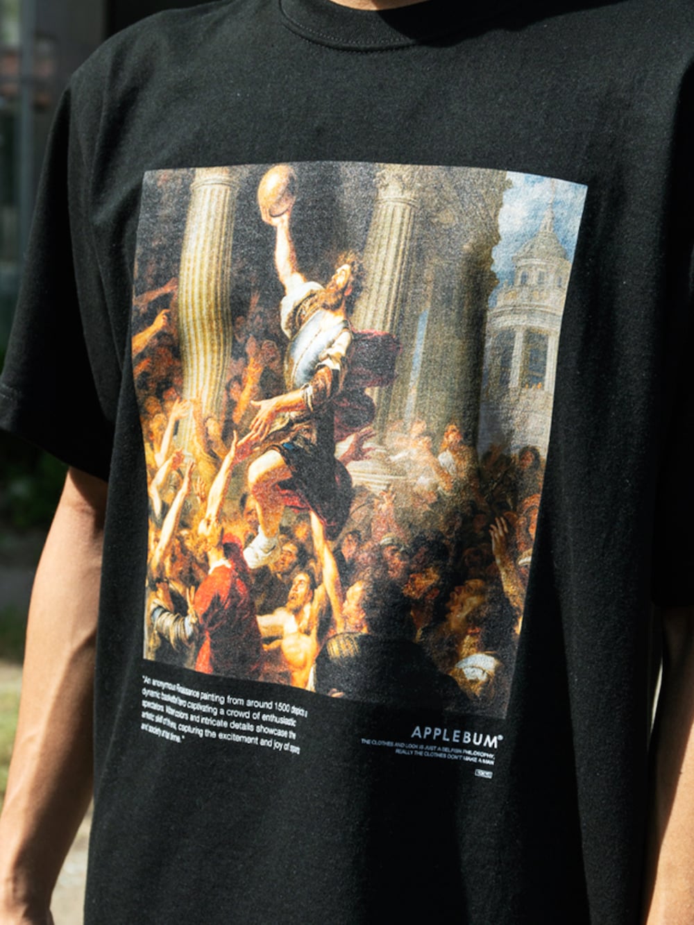 ブラック系のTシャツ/カットソー、ブラック系のその他パンツ、ブラック系のニットキャップ/ビーニーを着用したメンズの夏コーディネートの2枚目の写真