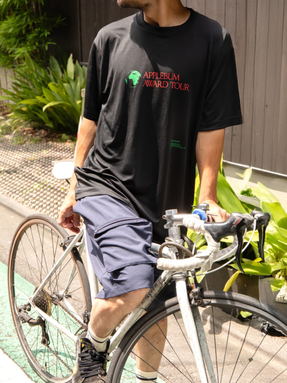 ブラック系のTシャツ/カットソー、ブルー系のその他パンツを着用したメンズの夏コーディネートの2枚目の写真