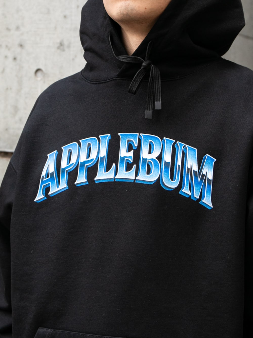 ブラック系のデニムパンツ、ブラック系のパーカーを着用したメンズの冬コーディネートの3枚目の写真