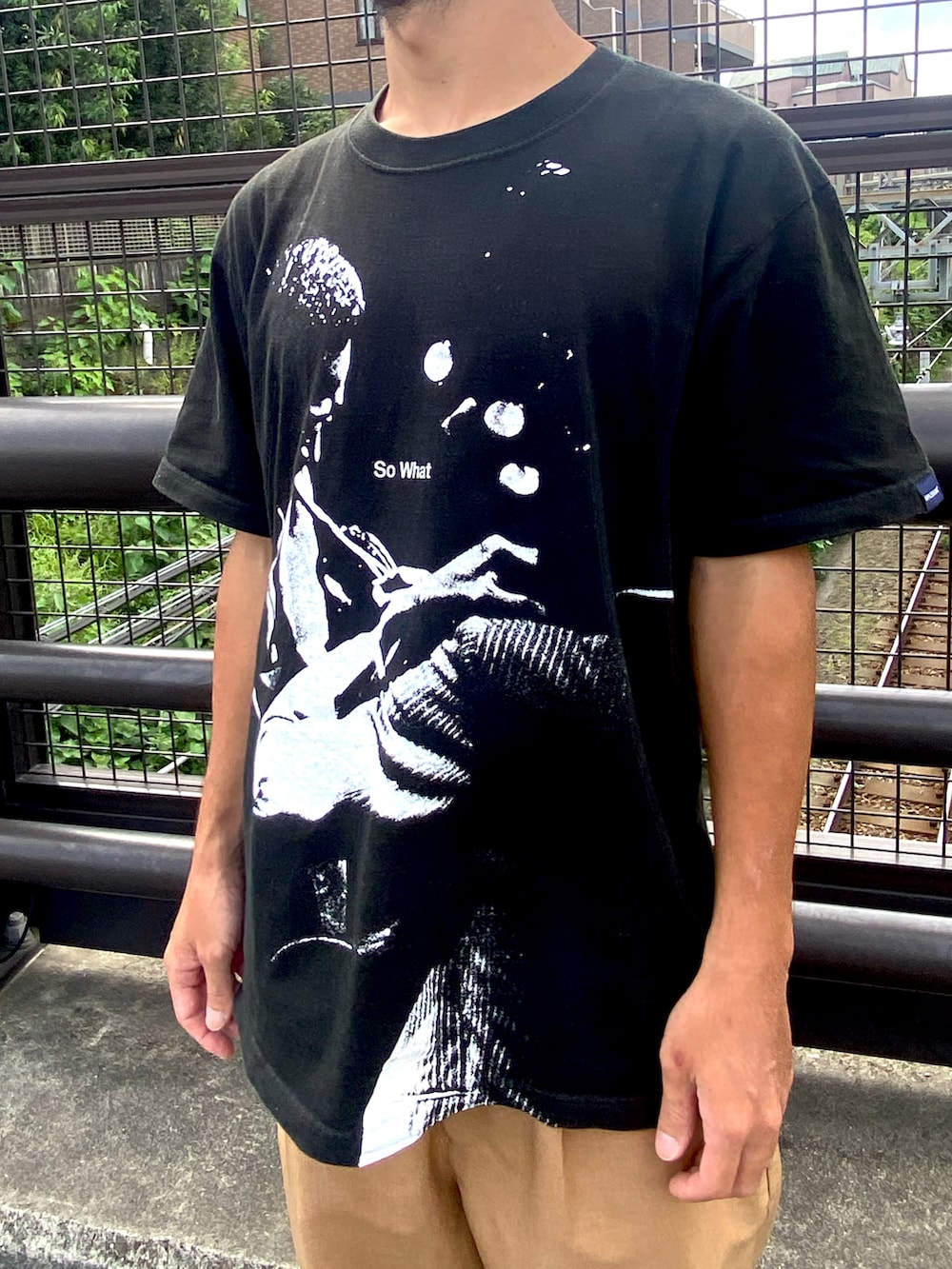 ブラック系のトップス、グレー系のキャップを着用したメンズの秋コーディネートの4枚目の写真