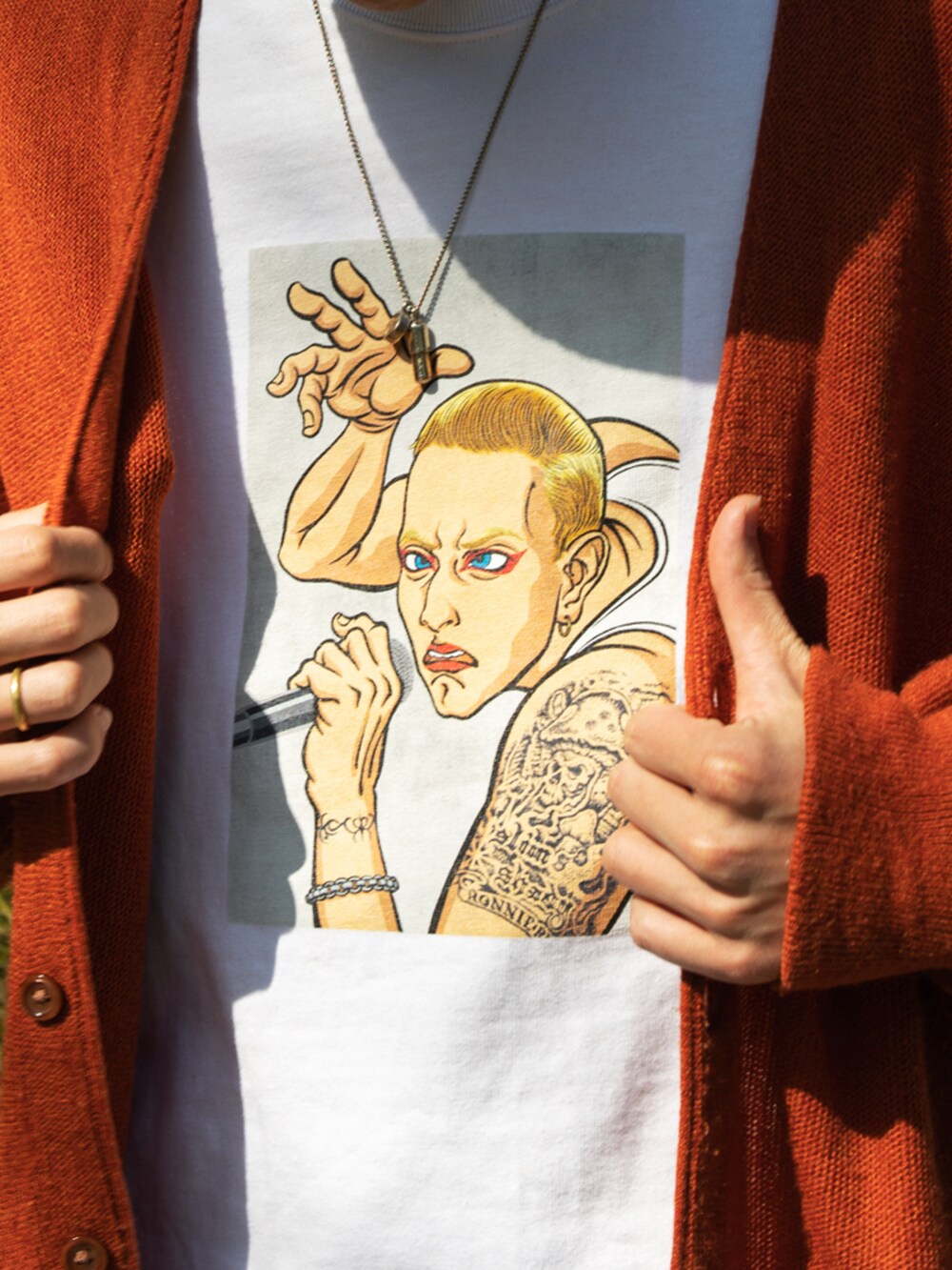 ホワイト系のTシャツ/カットソー、ブラック系のニットキャップ/ビーニーを着用したメンズの春コーディネートの3枚目の写真