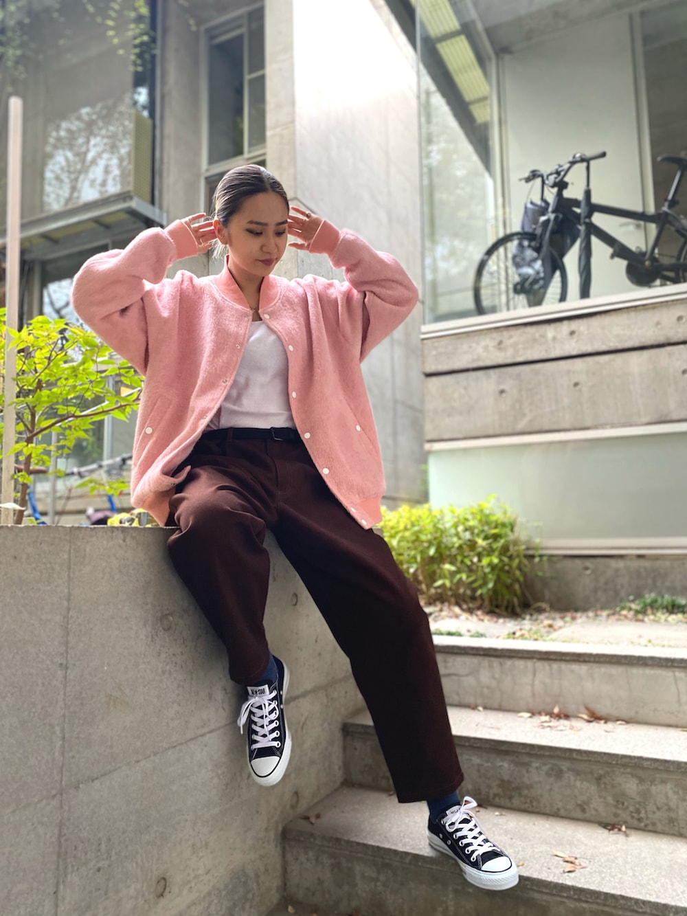 ピンク系のブルゾンを着用したレディースの秋コーディネートの2枚目の写真