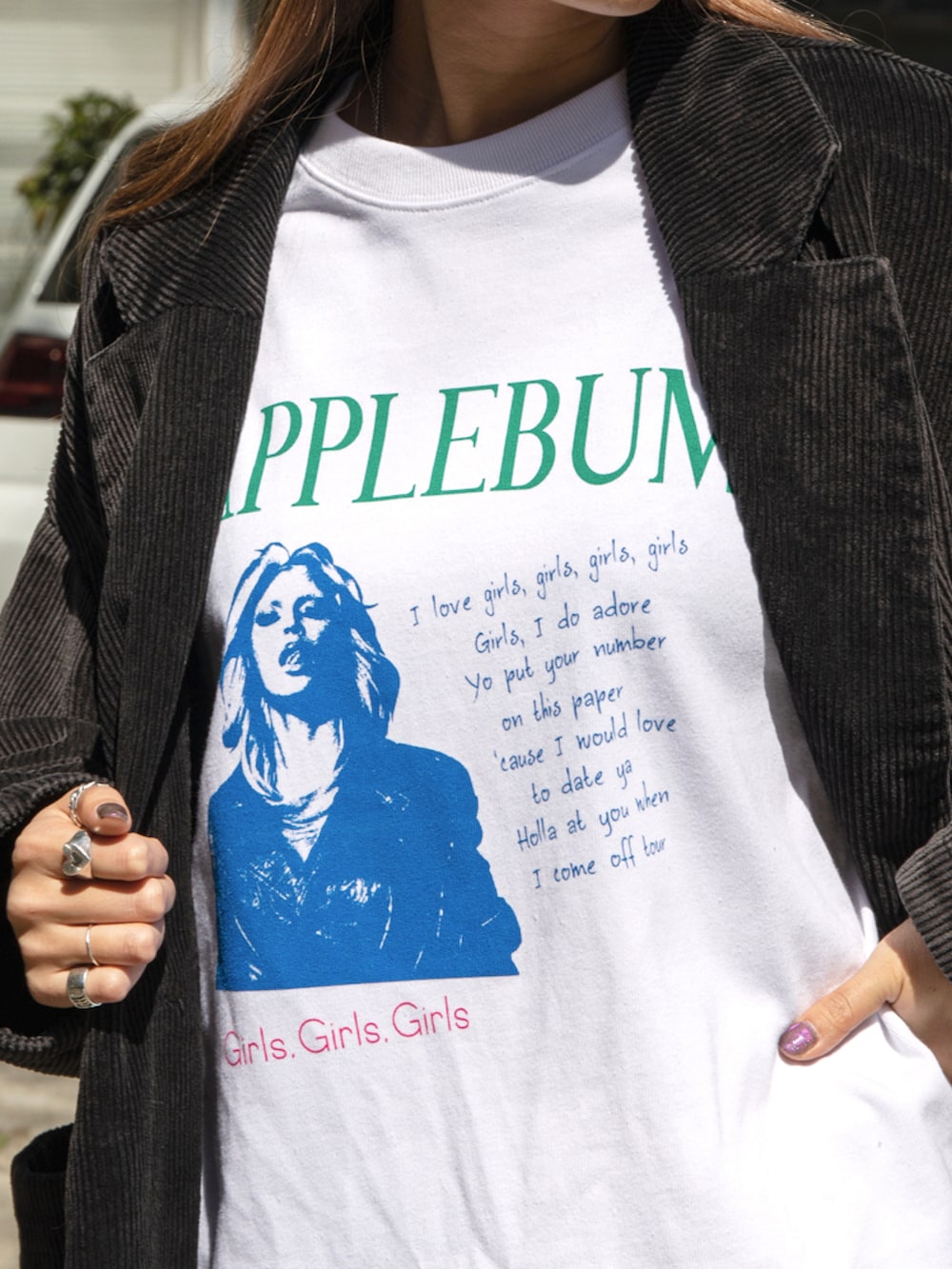 ブラック系のその他アウター、ホワイト系のTシャツ/カットソーを着用したレディースの春コーディネートの2枚目の写真