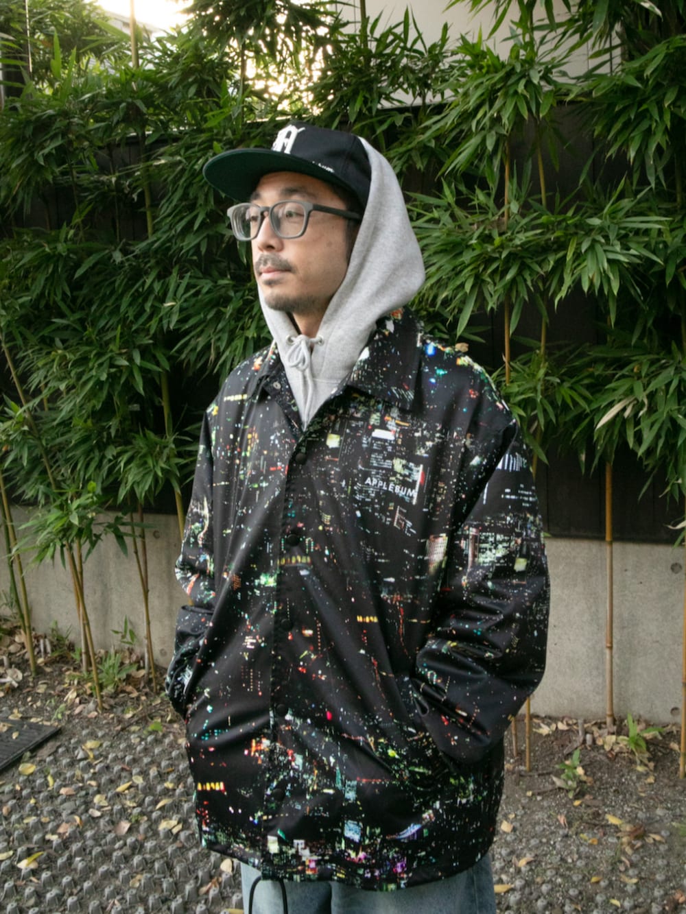 その他のブルゾン、ブルー系のデニムパンツ、ブラック系のキャップを着用したメンズの秋コーディネートの2枚目の写真