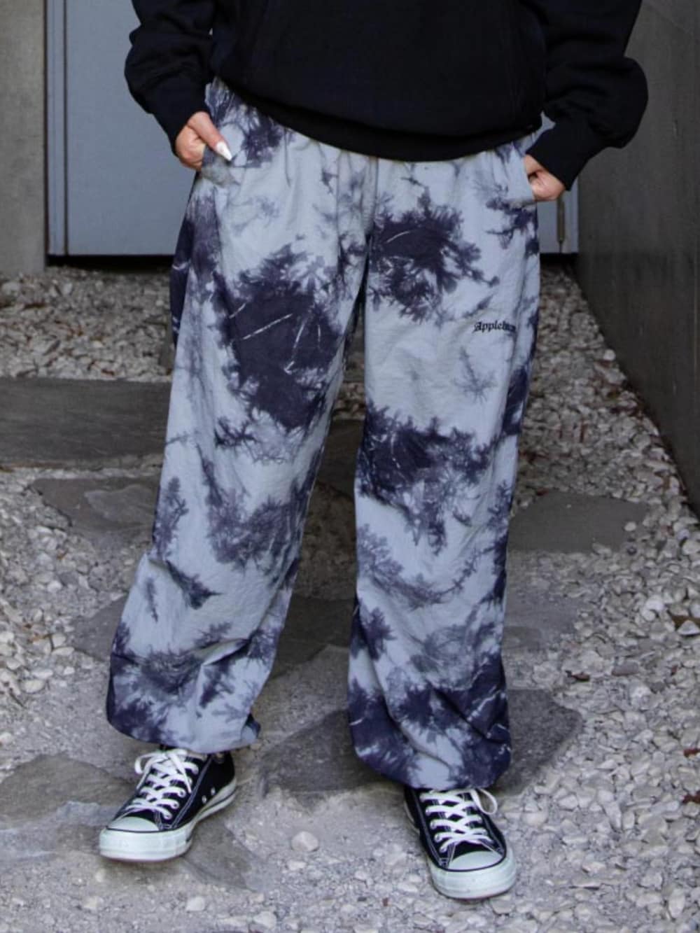 グレー系のその他パンツ、ブラック系のパーカーを着用したレディースの秋コーディネートの3枚目の写真