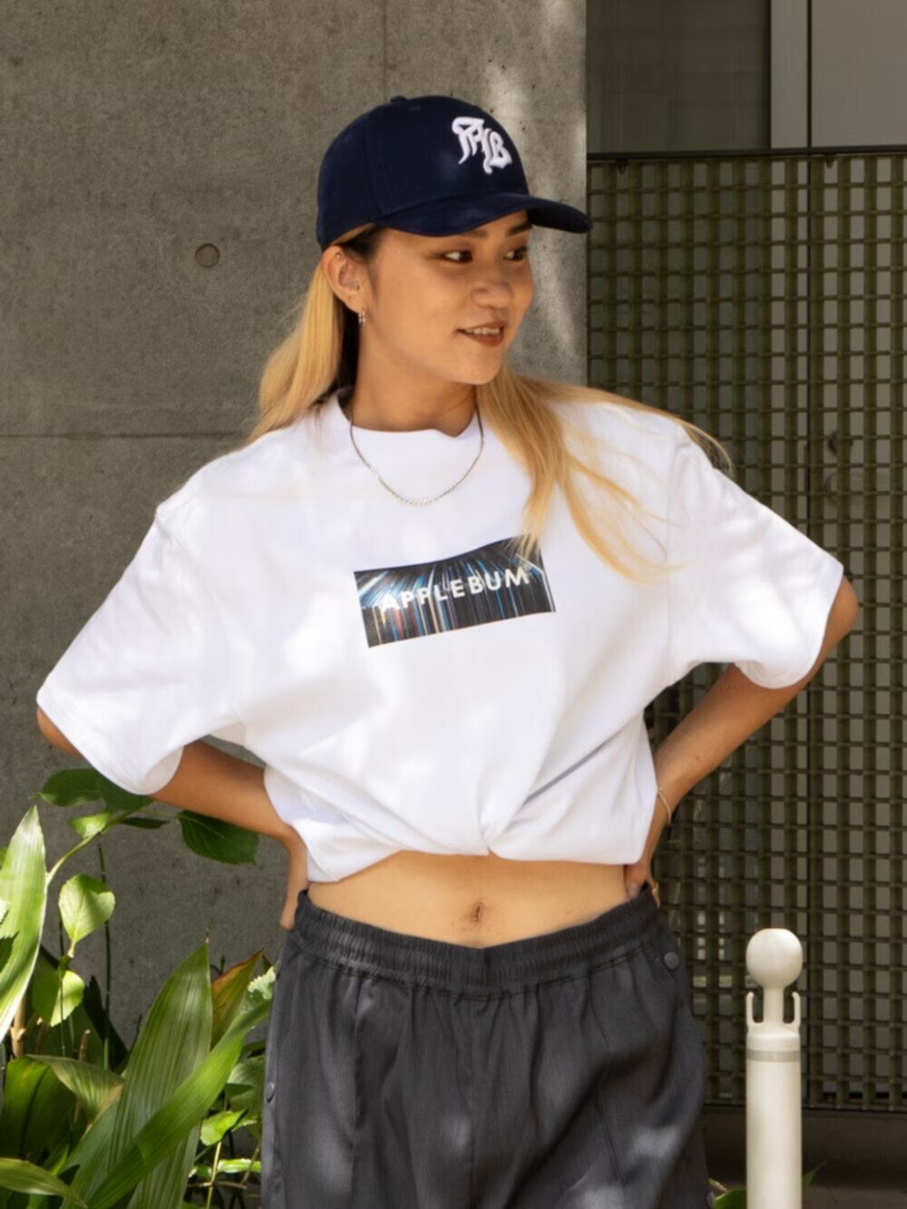 ホワイト系のTシャツ/カットソー、グレー系のその他パンツ、ブルー系のキャップを着用したレディースの夏コーディネートの2枚目の写真