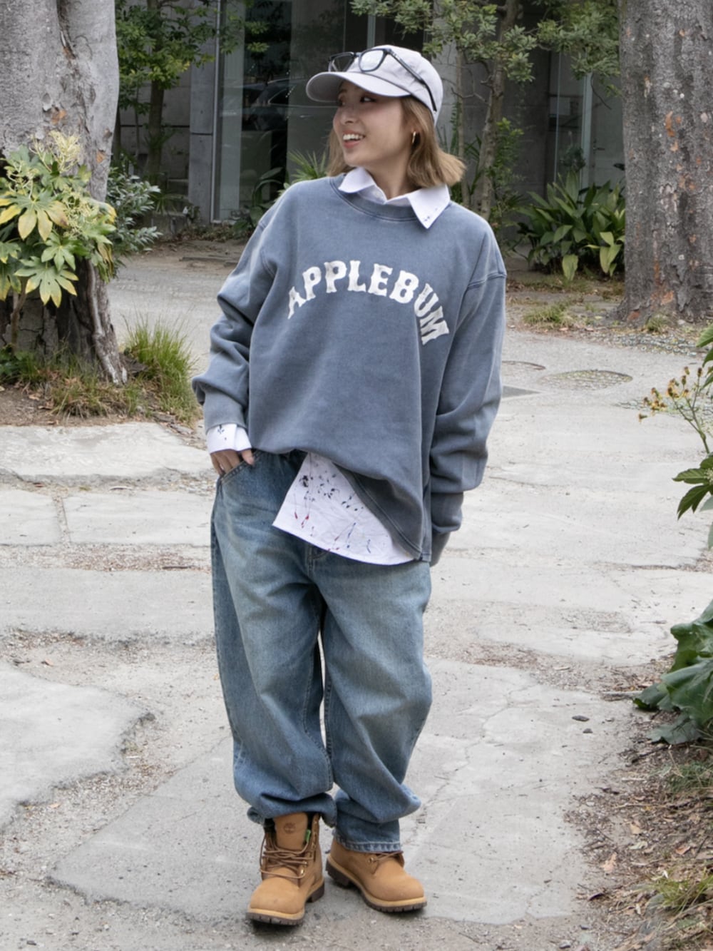 ブルー系のデニムパンツ、ホワイト系のシャツ/ブラウス、ブルー系のスウェットを着用したレディースの冬コーディネートの3枚目の写真